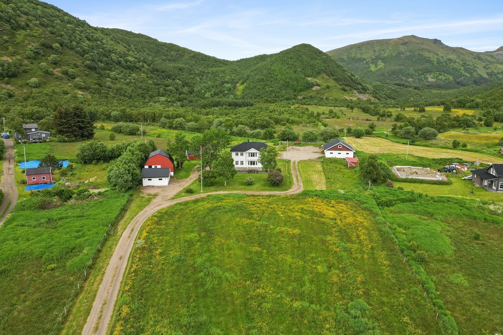 Fjellene bak eiendommen gir gode turmuligheter rett fra tomten. Galleribilde