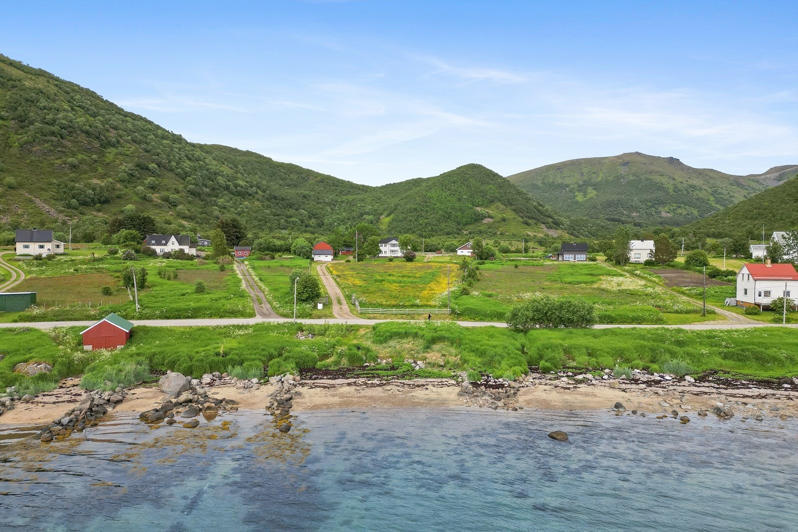 Eiendommen strekker seg helt ned til sjøen og har egen privat strandlinje. Galleribilde
