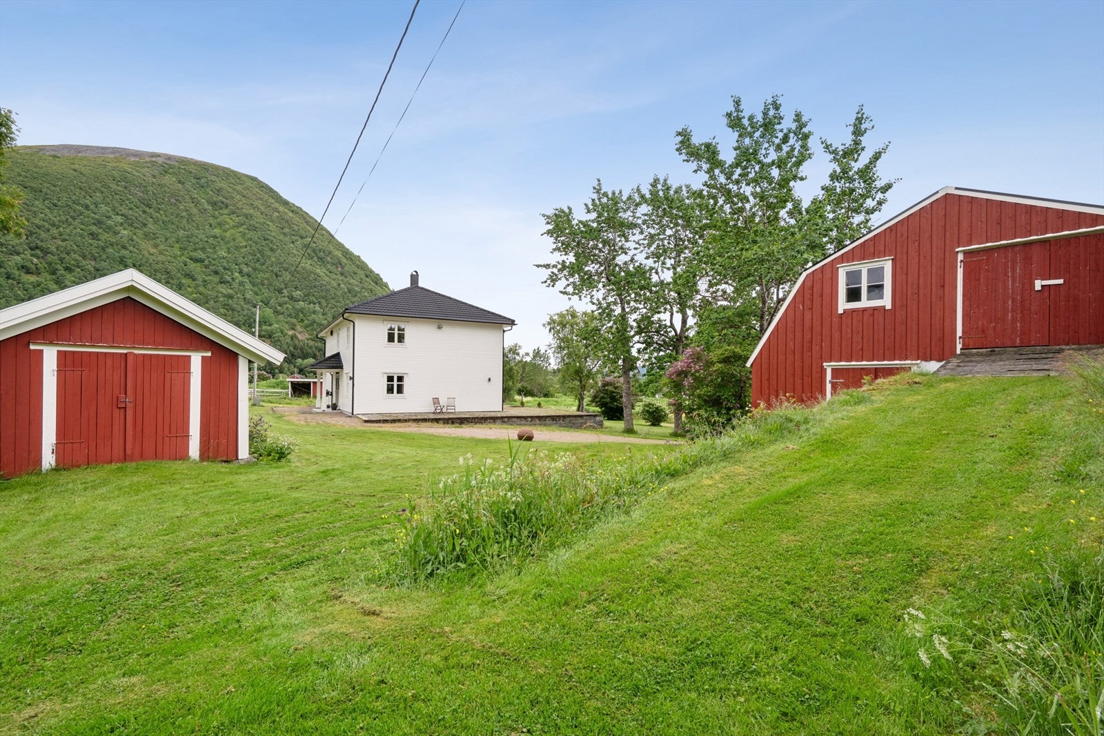 Eiendommen inkluderer også en eldre fjøsbygning og en utebod. Galleribilde