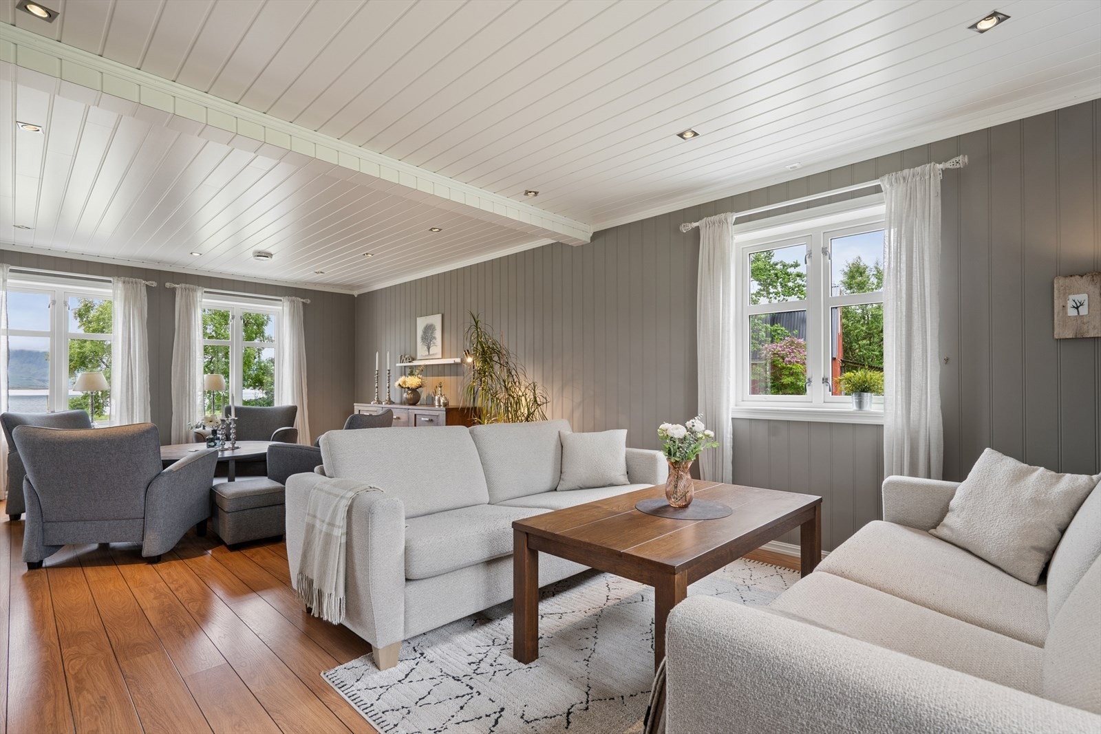 Stuen har god plass til flere sittegrupper for ulike anledninger. Galleribilde