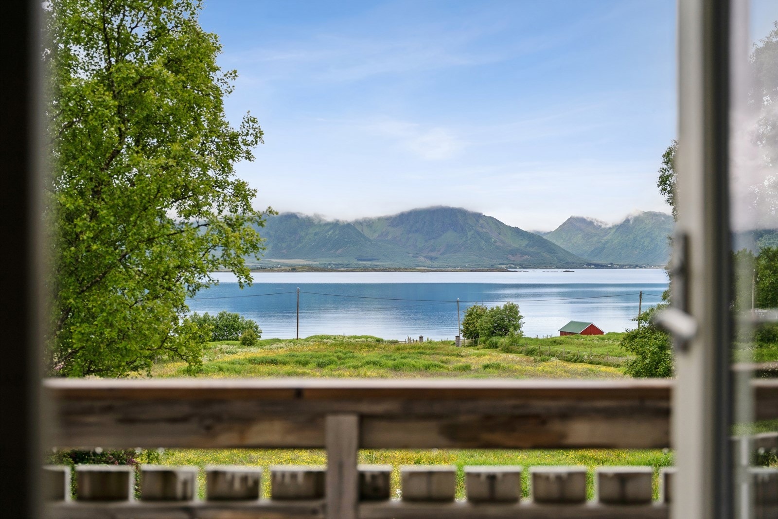 Utsikt fra balkongen mot fjorden og de karakteristiske Vesterålen-toppene. Galleribilde
