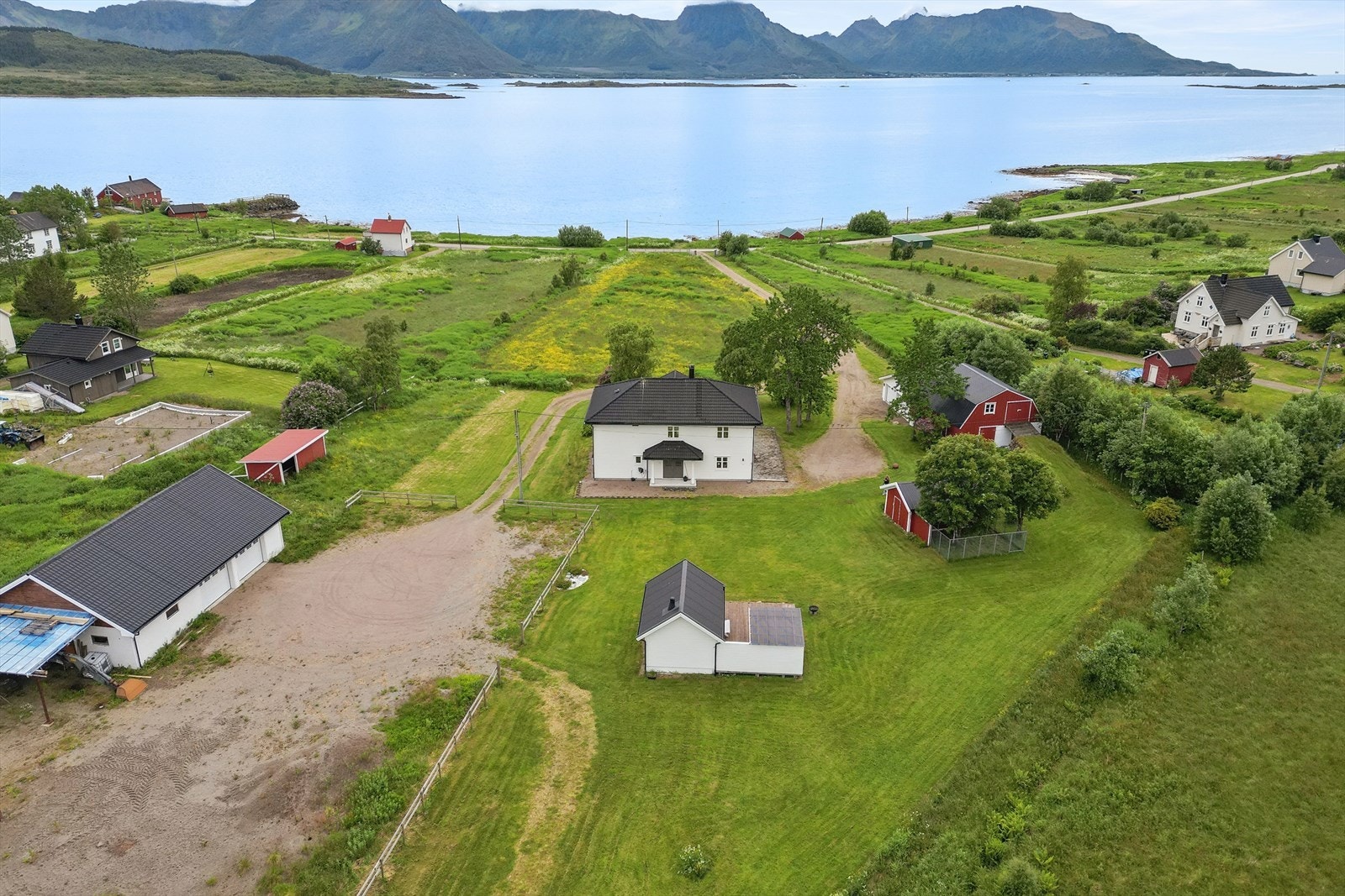 Eiendommen ligger i et åpent kulturlandskap med fri utsikt over fjorden og Vesterålen-toppene. Galleribilde