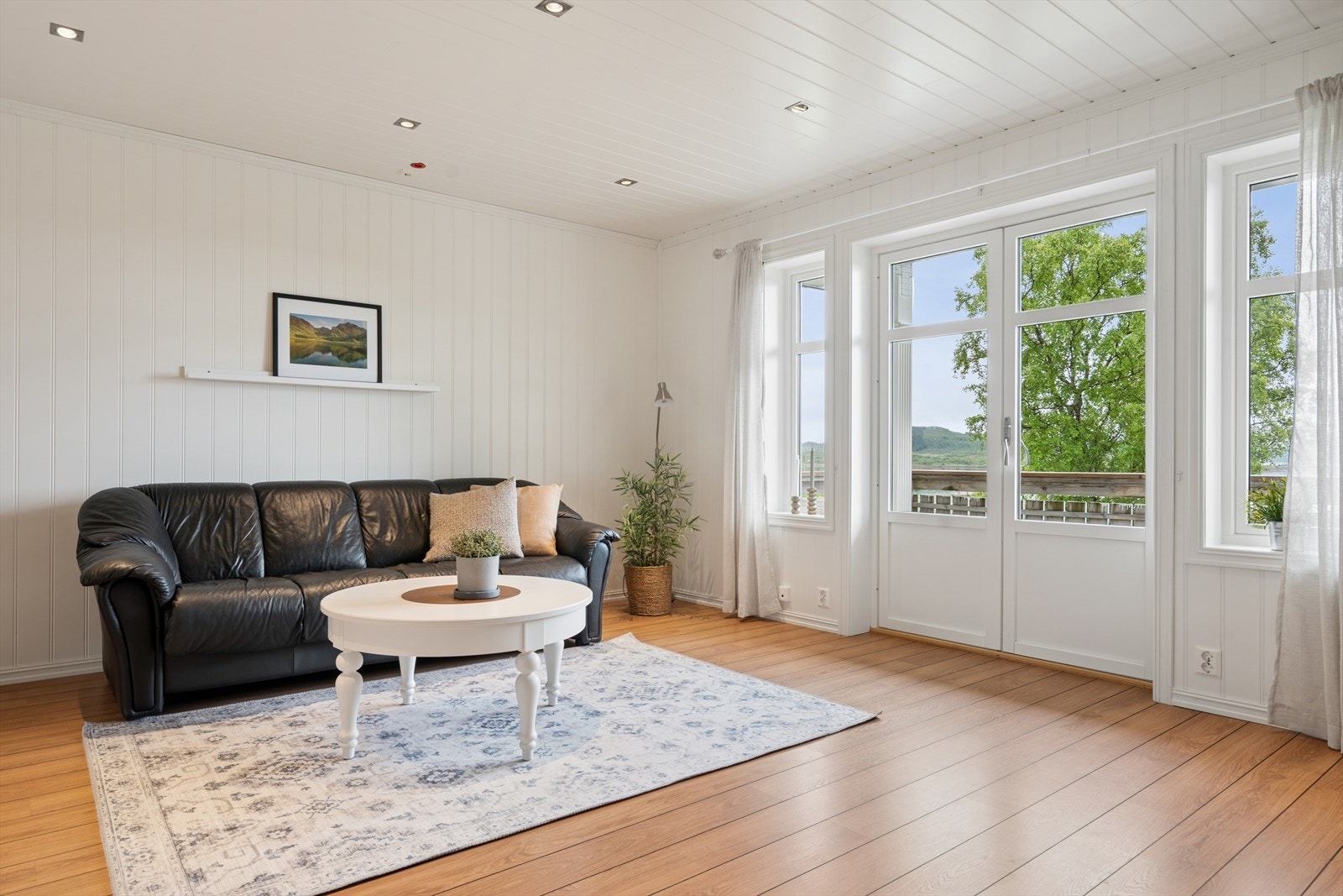 Fra loftstuen er det utgang til balkong. Rommet har vannbåren gulvvarme. Galleribilde