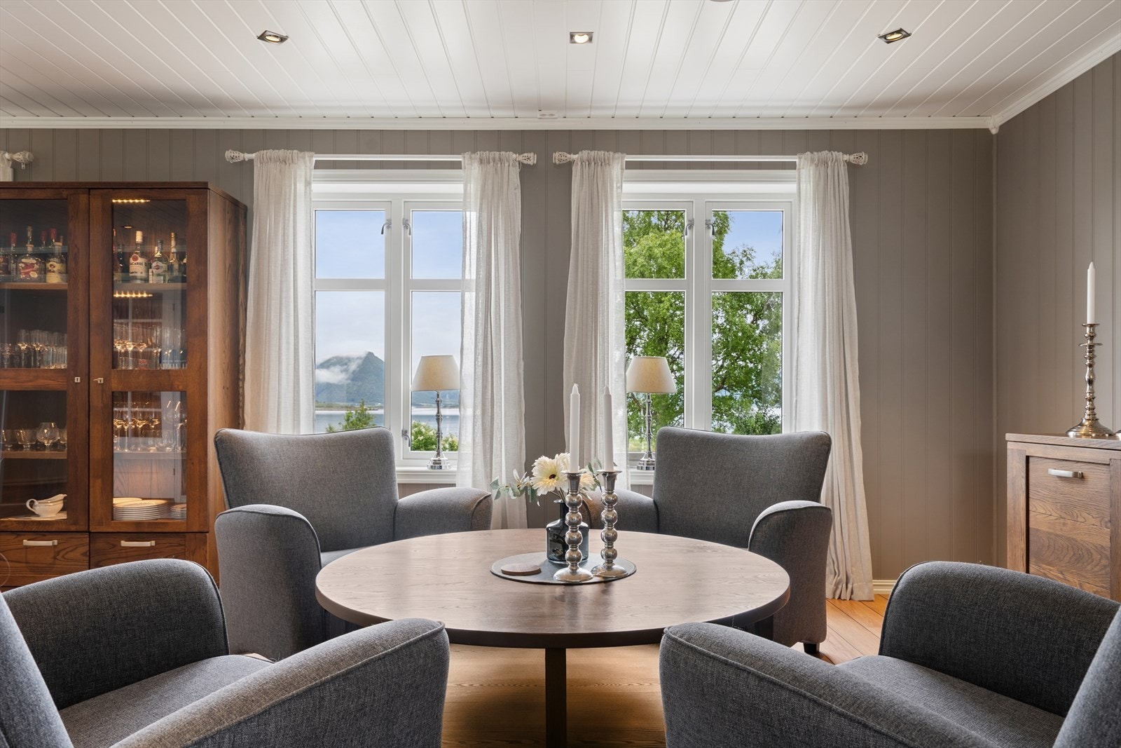Store vindusflater med 2-lags glass gir godt med lys og rammer inn utsikten. Galleribilde