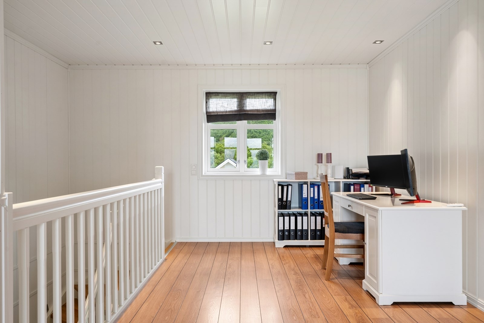 Loftstuen i andre etasje gir fleksibel plass til kontor eller en ekstra TV-stue. Galleribilde