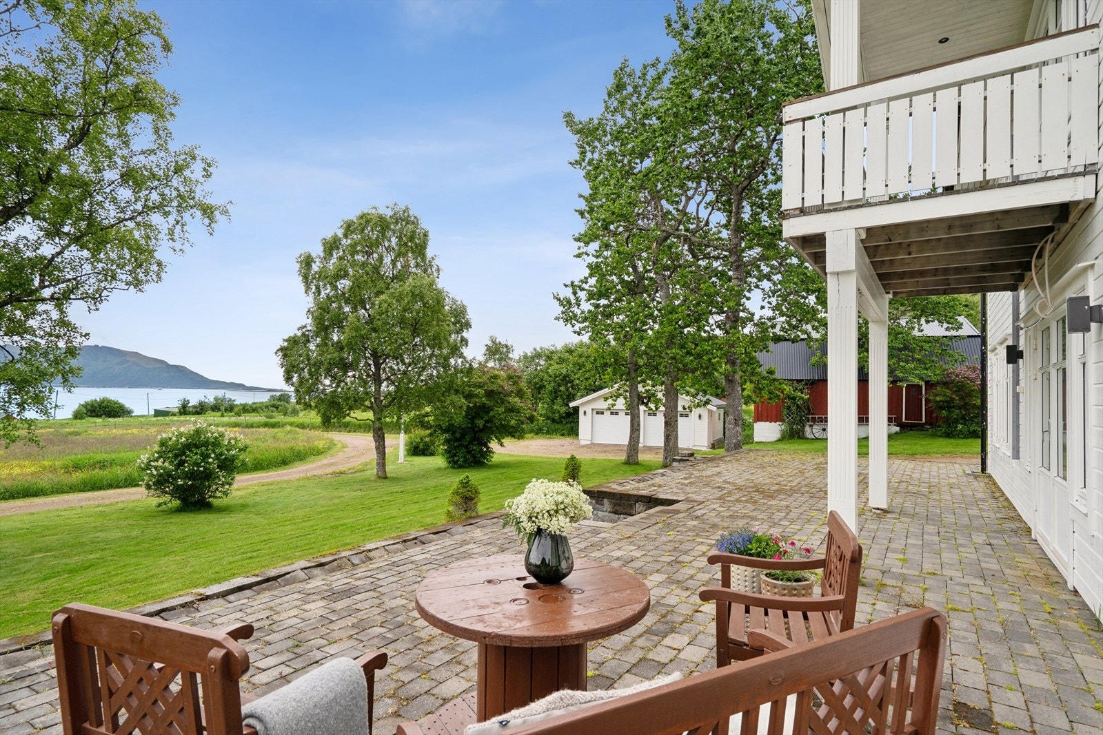 Uteplassen gir rikelig med rom for utemøbler og har utsikt mot sjøen. Galleribilde