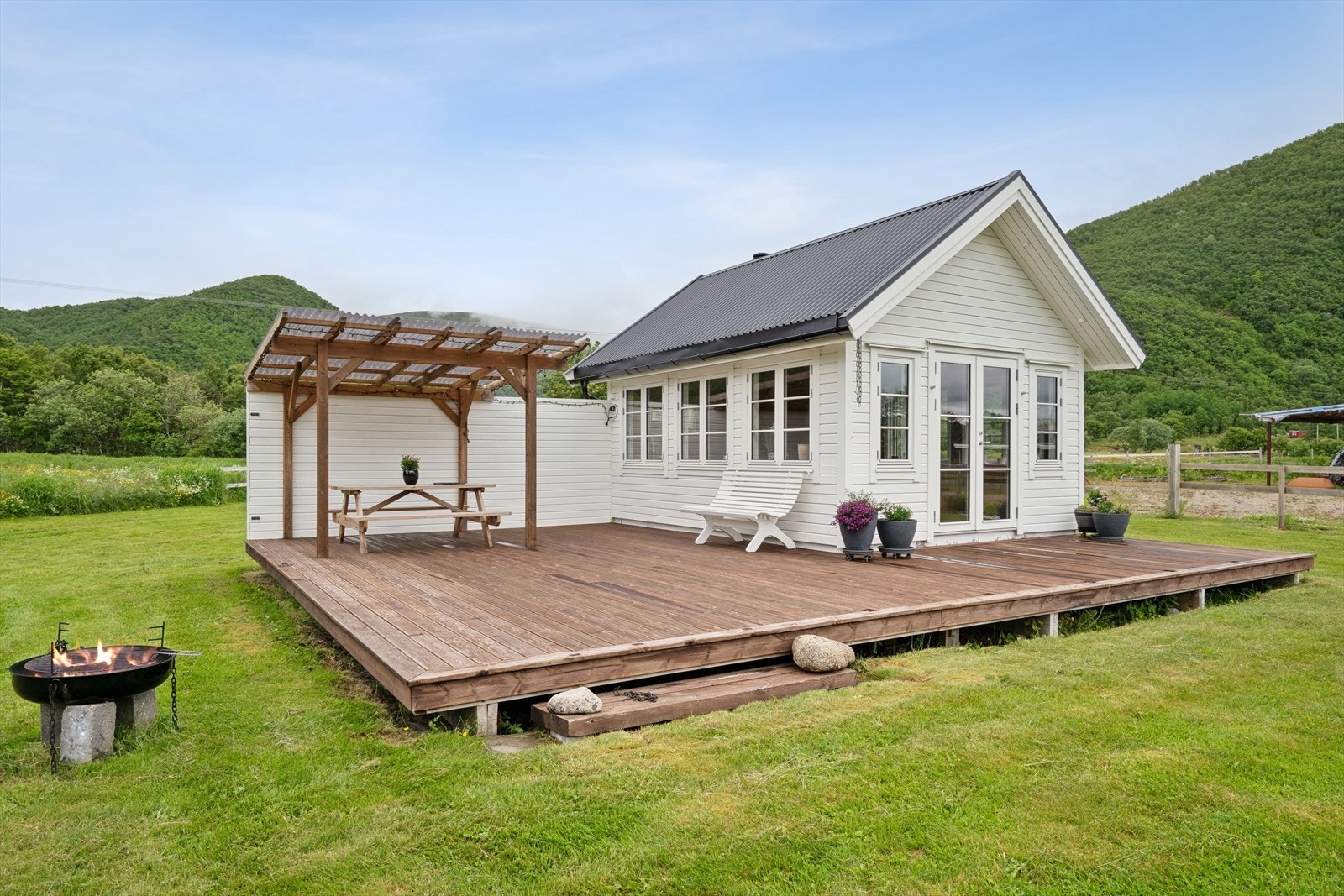 Frittstående utestue fra 2018 med en stor, tilhørende markterrasse. Galleribilde