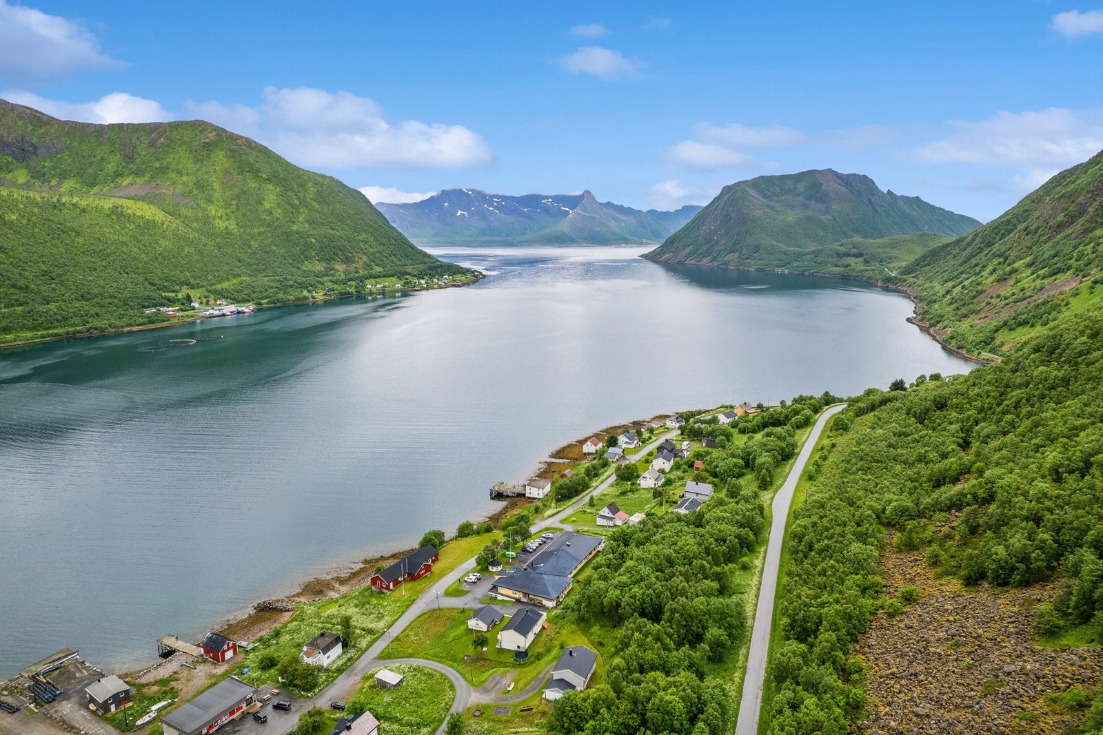 Eiendommen ligger vakkert til i Sifjord på Senja, omgitt av storslått natur. Galleribilde