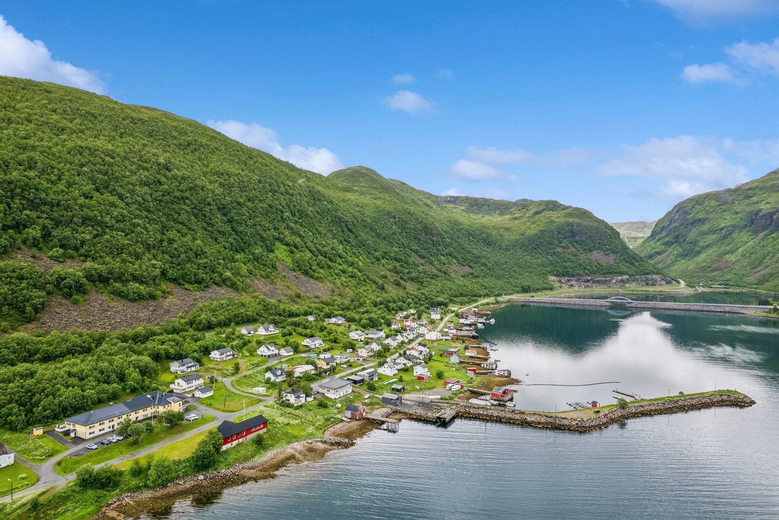 Sifjord er en av flere bygder som ligger som perler på en snor langs fjorden. Galleribilde