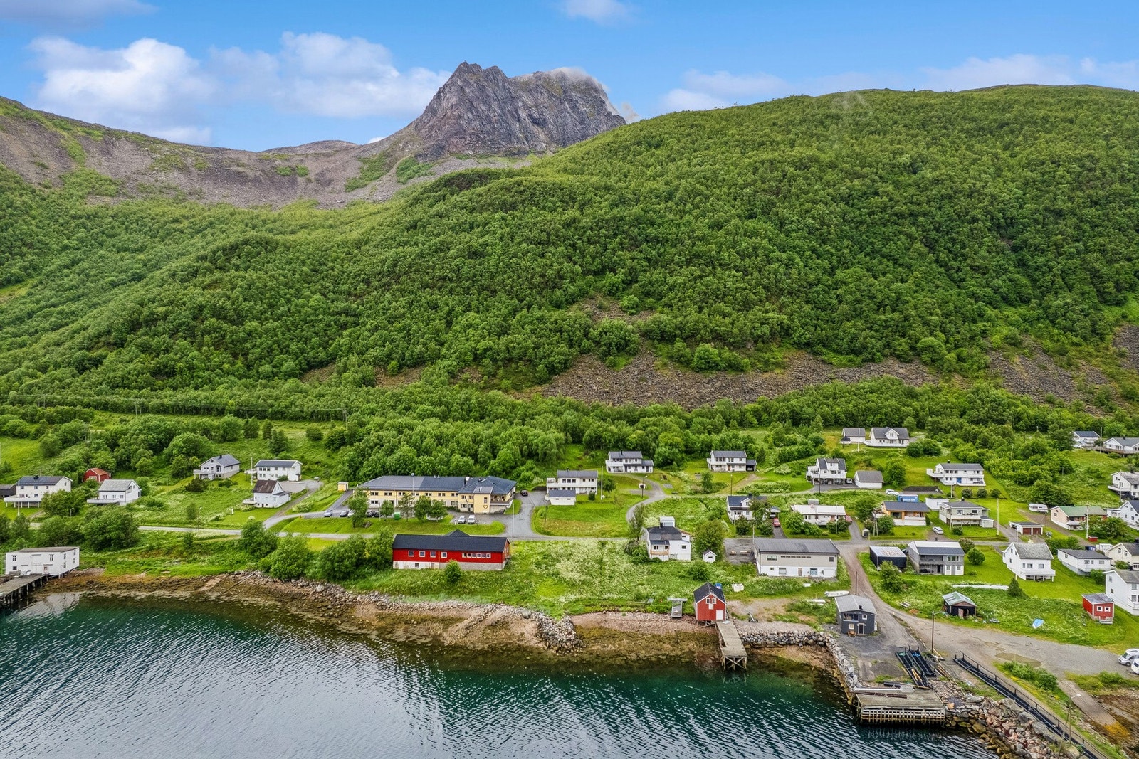 Oversikt over nærområdet med spredt bebyggelse og nærhet til sjøen. Galleribilde