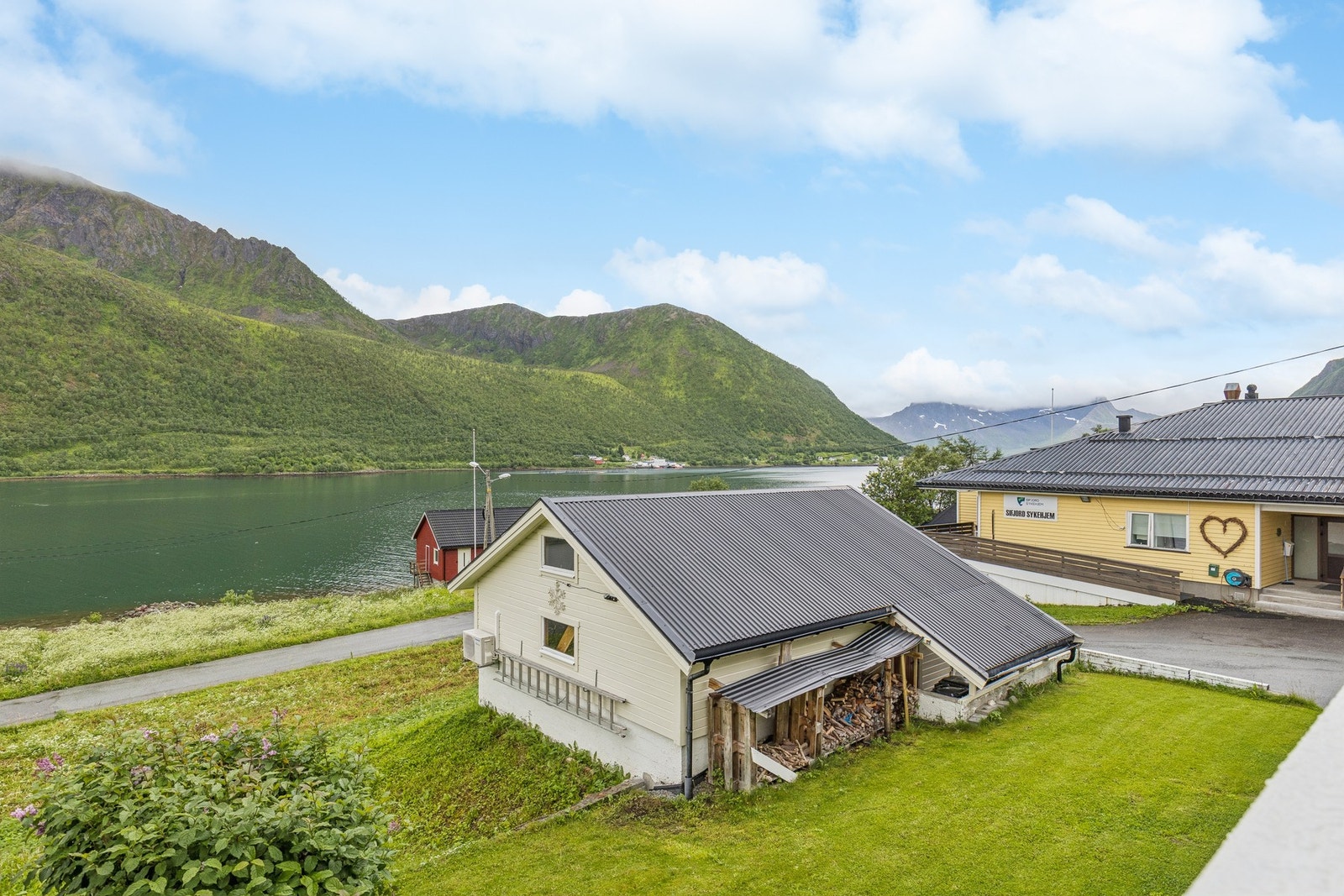 Utsikt fra balkongen mot fjorden og de omkringliggende fjellene. Galleribilde