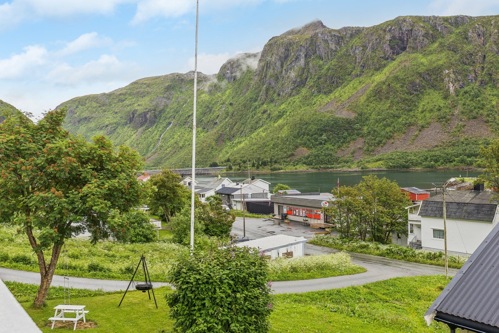 Fra eiendommen er det kort vei til Nærbutikken Sifjord, kun 2 minutter unna. Galleribilde