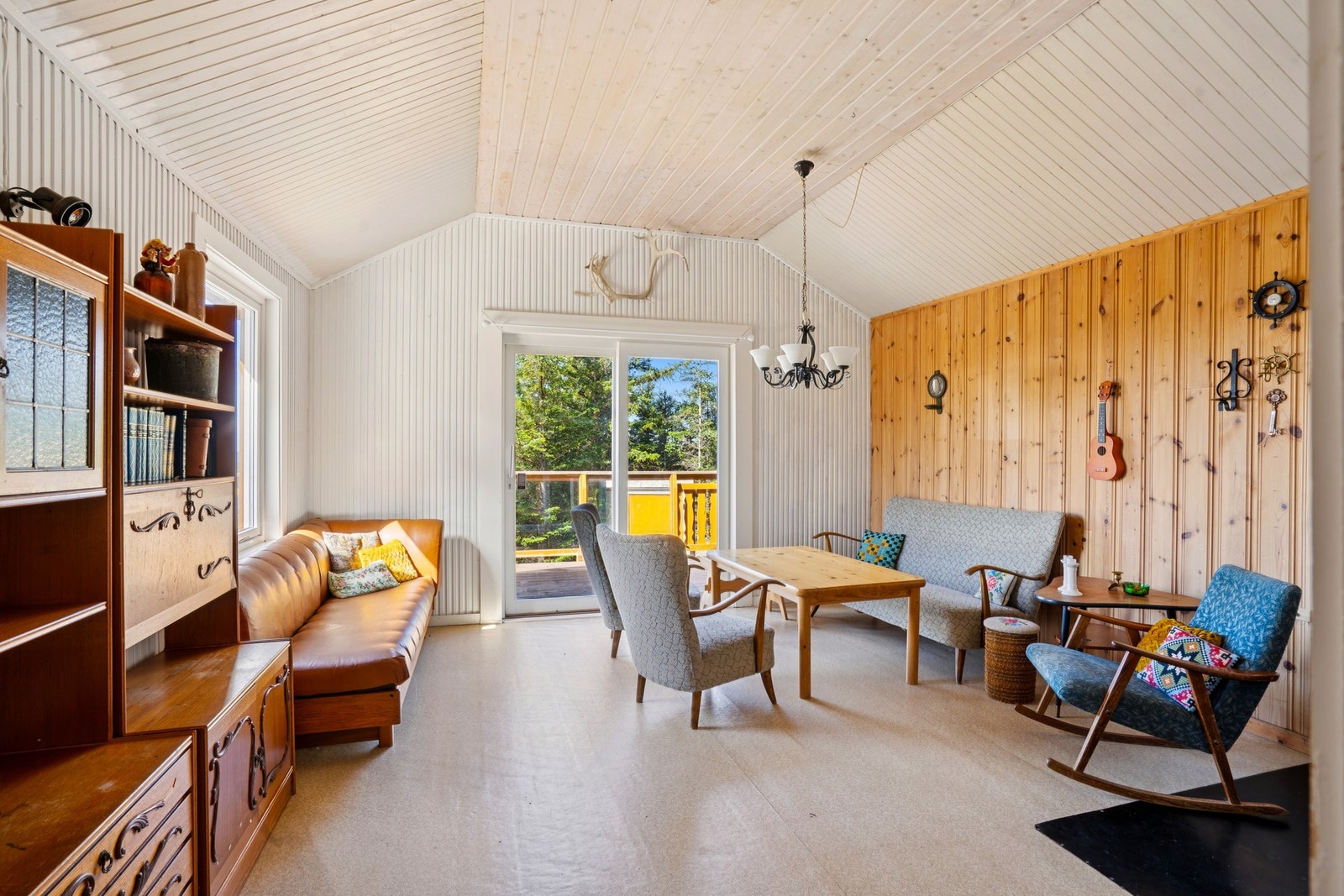 Den ene stuen har god plass til både sofagruppe og spisebord. Galleribilde