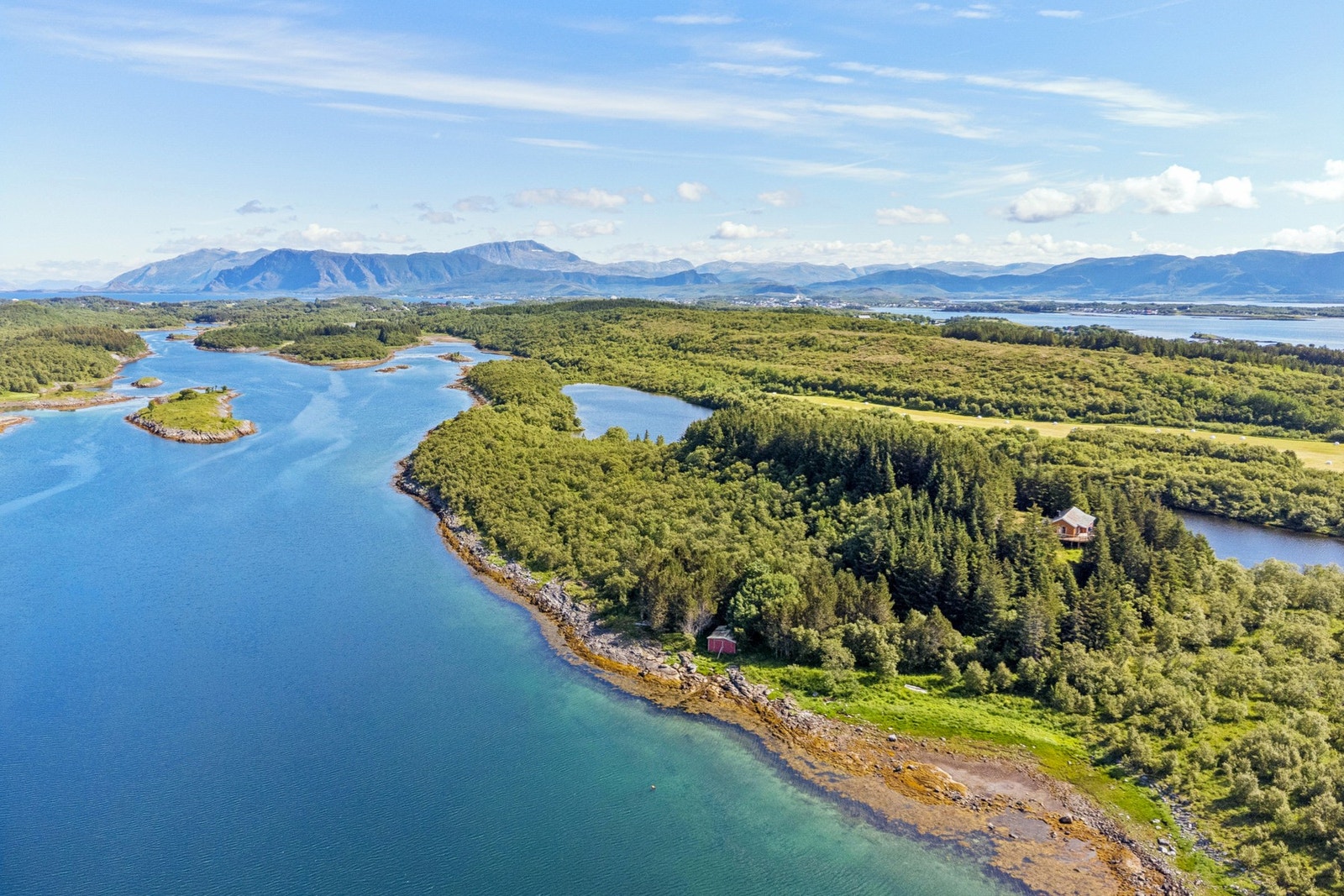 Beliggenhet i et naturskjønt område med umiddelbar nærhet til sjø og skog. Galleribilde