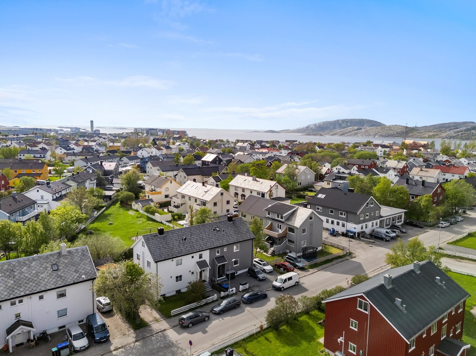 Leiligheten har fast parkering på felles parkeringsplass. Galleribilde