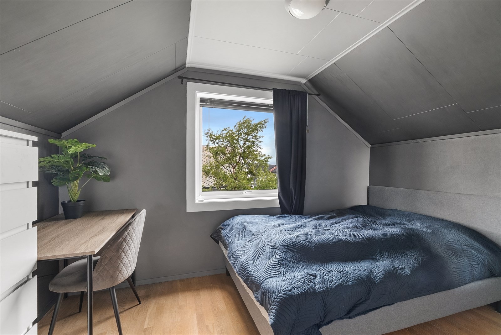 Soverom med plass til seng og tilhørende møbler. Galleribilde