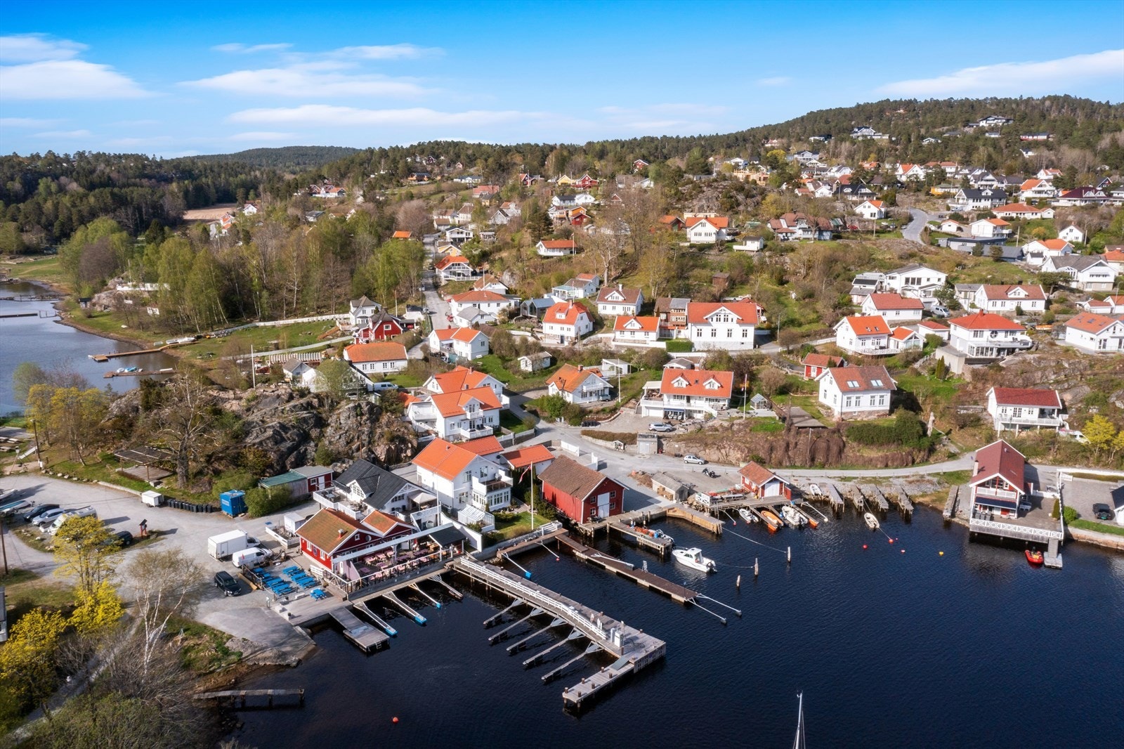 Fra eiendommen er det kort gang- og sykkelavstand til båtliv, brygger og sjarmerende kystmiljø. Galleribilde