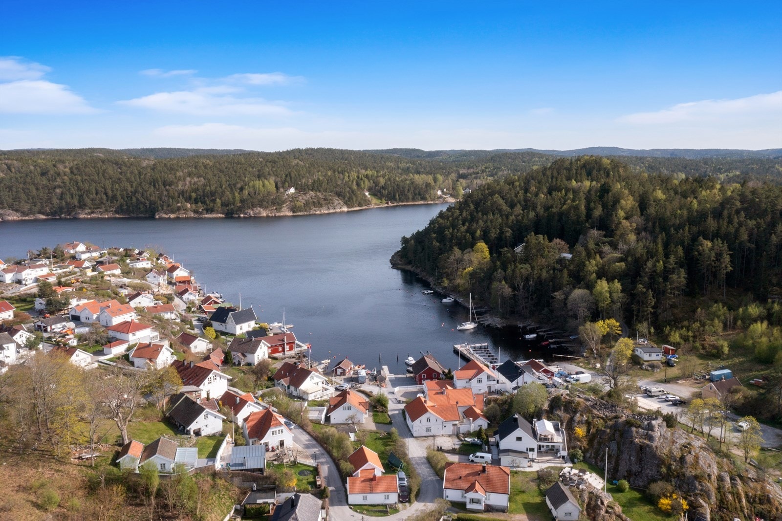 Sponvika byr på vakre omgivelser med sjø, småbåthavn og flotte naturområder rett i nærheten. Galleribilde