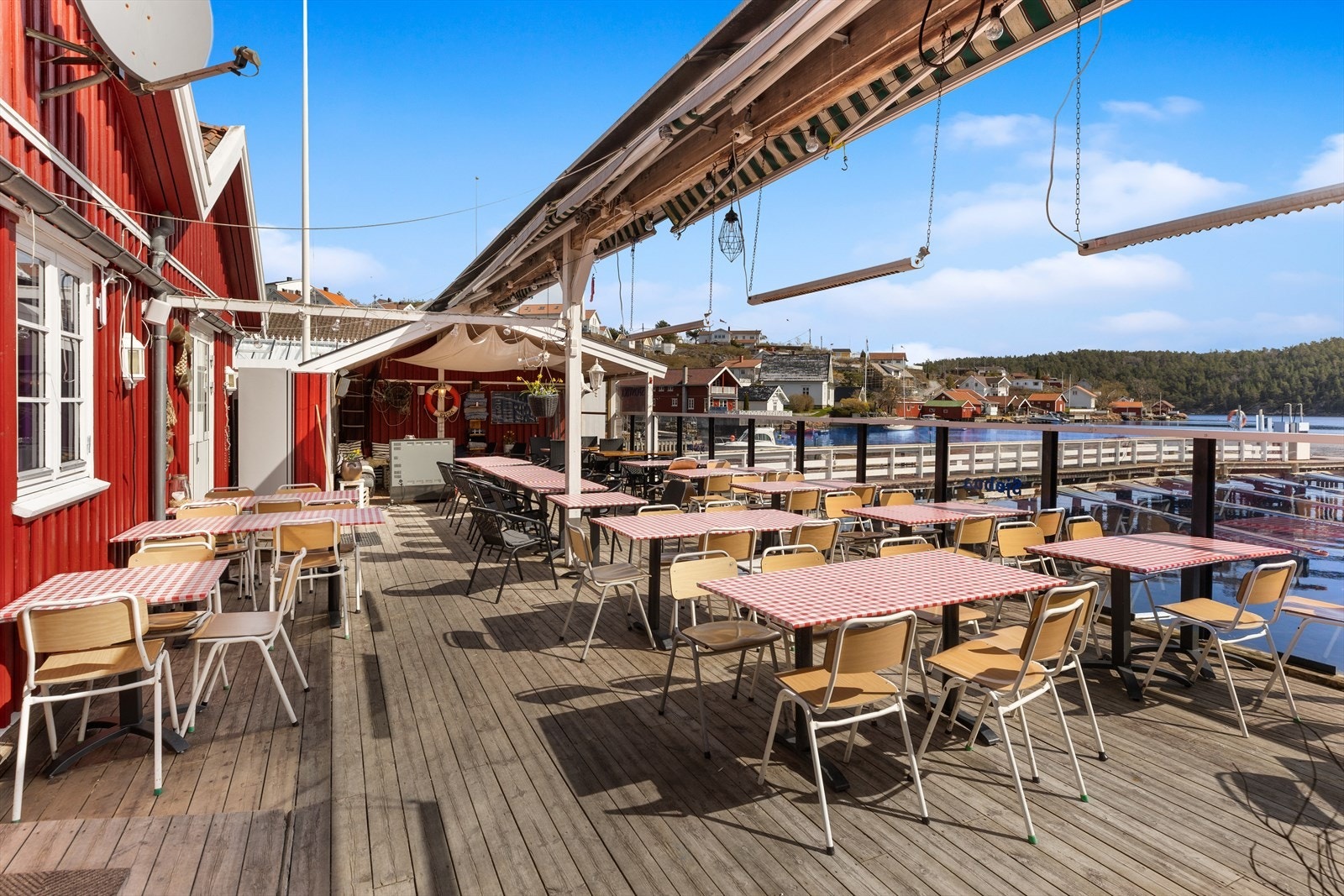 Sponvika har en egen restaurant nede på bryggekanten. Galleribilde