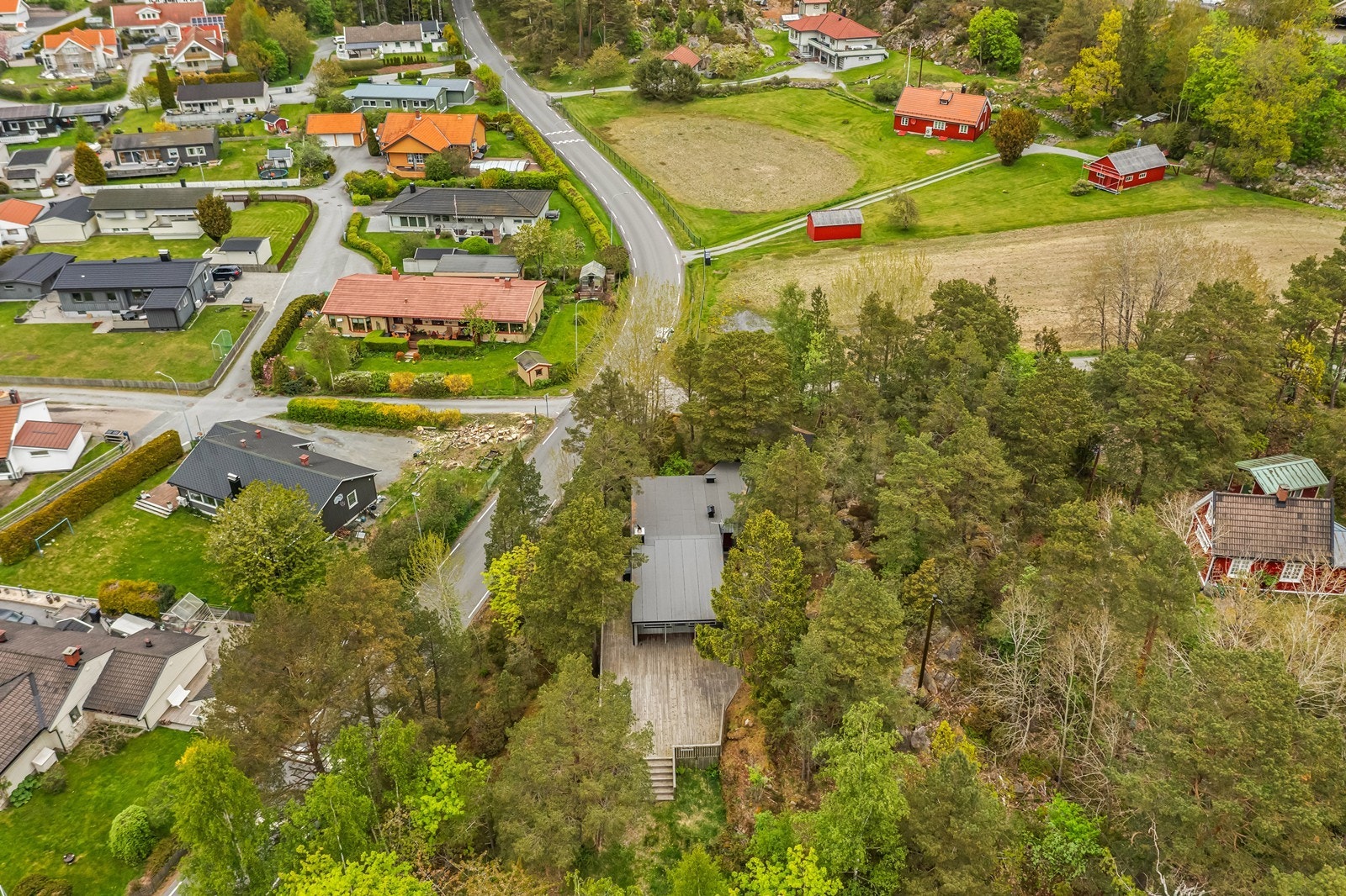 Hytta ligger høyt og skjermet Galleribilde