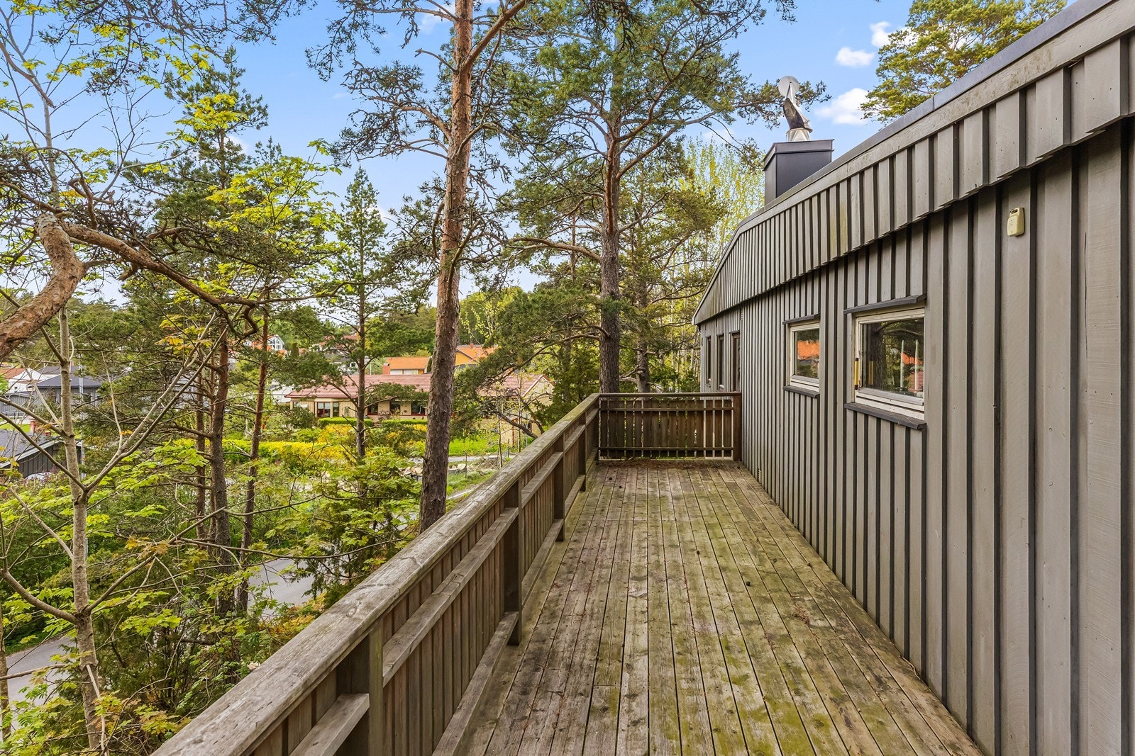Terrassen strekker seg langs hytta og gir gode sol- og oppholdsmuligheter. Galleribilde