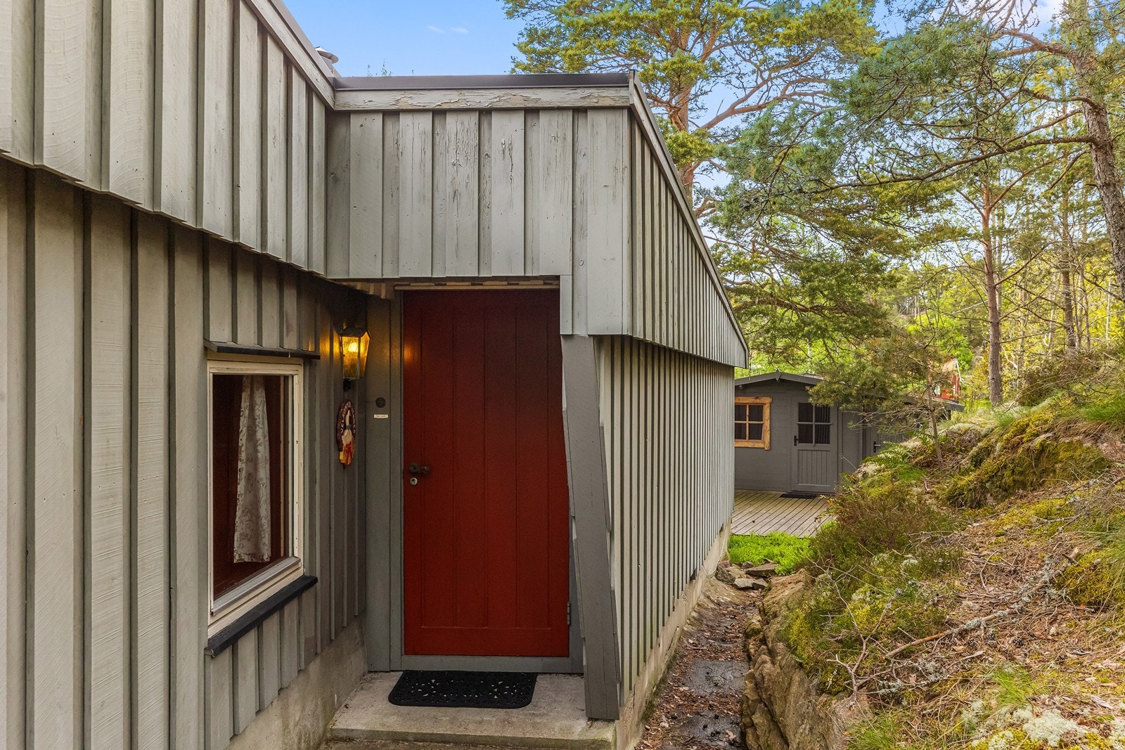 Inngangspartiet ligger lunt til med kort vei til terrasse og uthus. Galleribilde