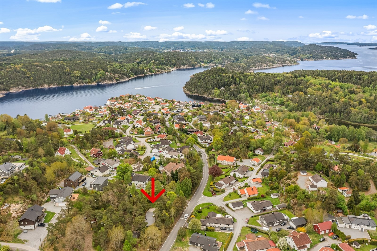 Eiendommen ligger i etablerte omgivelser med kort vei til sjø og natur i Sponvika. Galleribilde