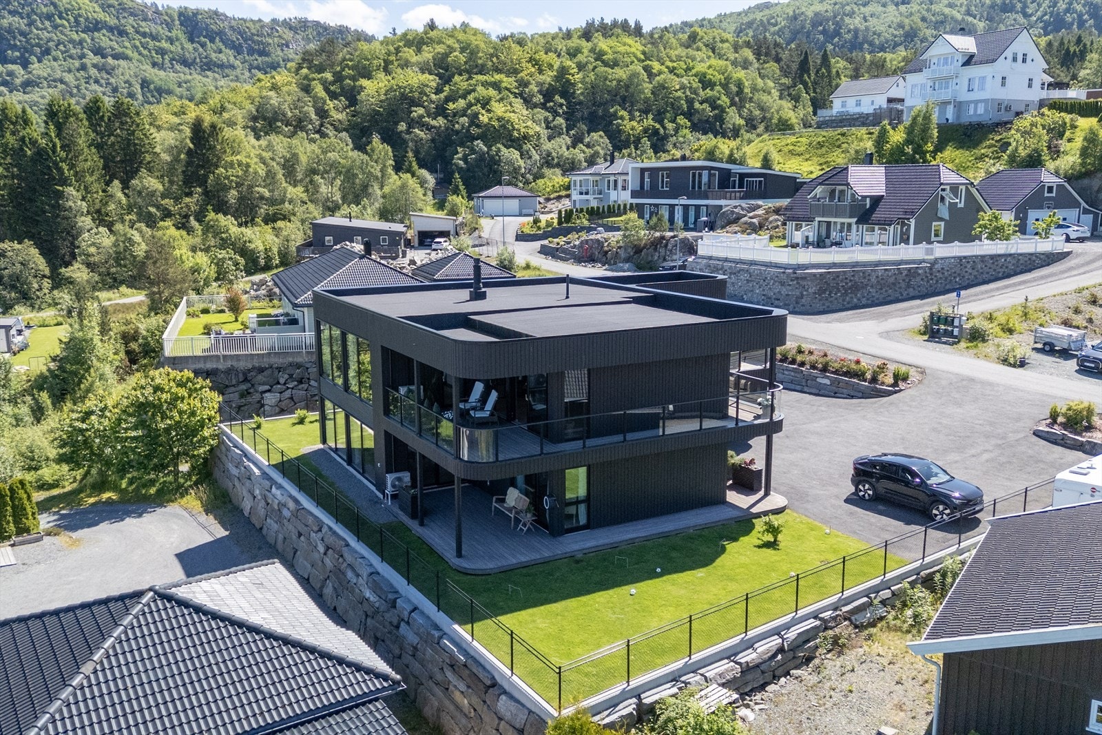 App-styring av belysning, varmepumper, jacuzzi, solskjerming, robotklipper og billader Galleribilde