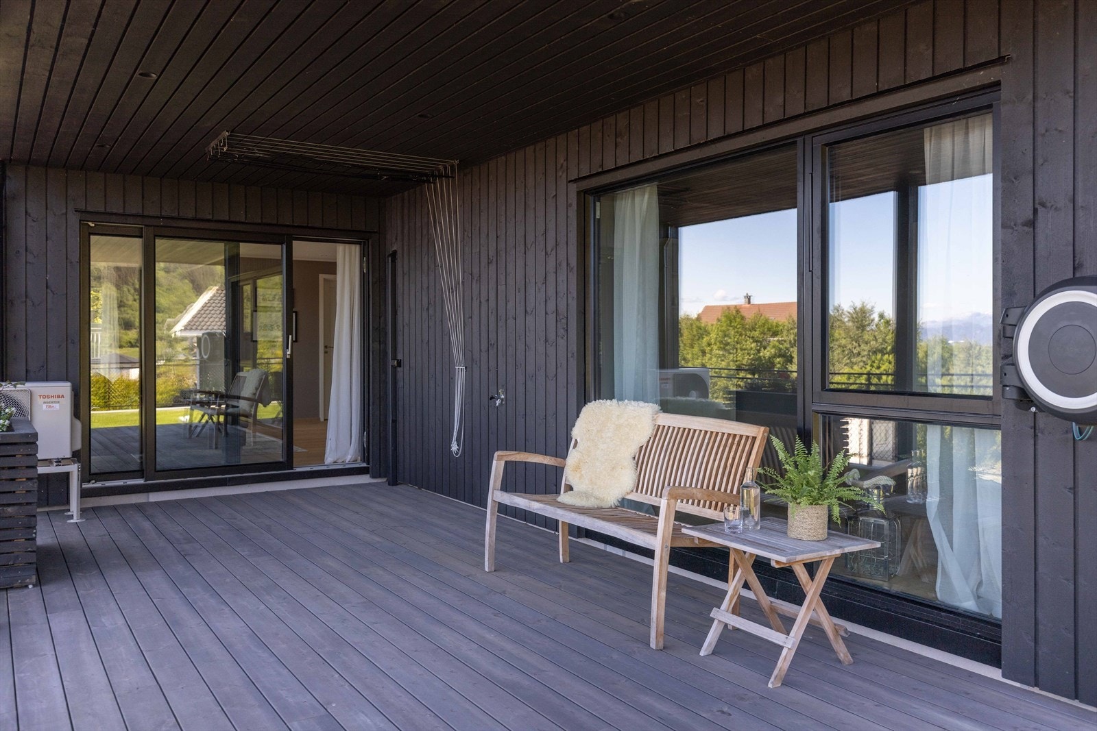 Terrasse og balkongareal på 50 m². Her er det montert takhengte tørkesnorer (6 stk). Galleribilde