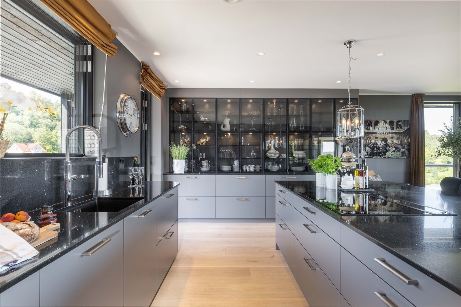Kjøkkenet har en moderne og elegant utførelse med matt lavafronter, stor kjøkkenøy og eksklusiv Silestone-benkeplate i kvarts Galleribilde