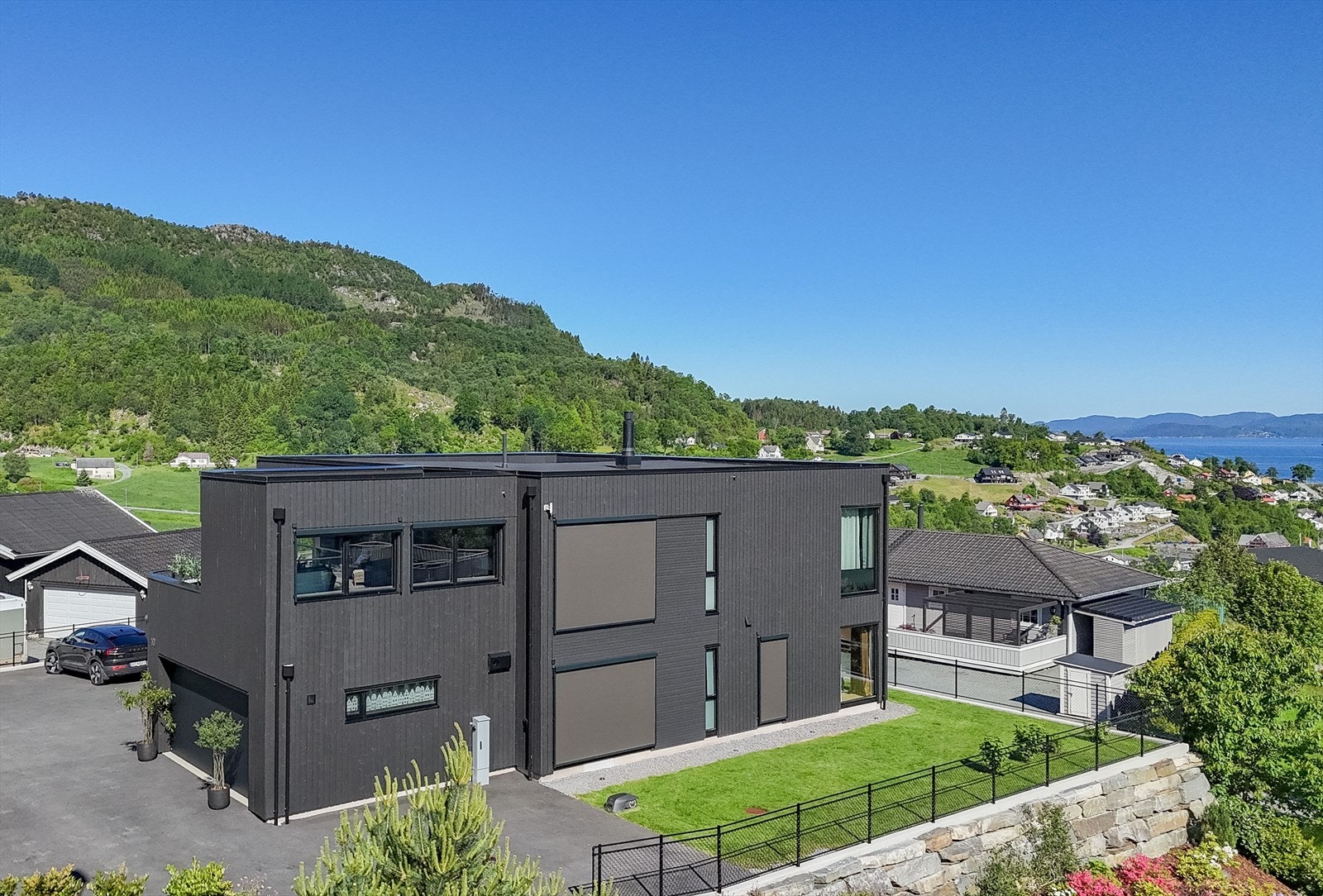 Av solskjerming er det montert elektriske screens (på rom 201, 101, og 102), utestue ved jacuzzi ,og kjøkkenvindu mot sør (Kjell´s markiser). Ellers er det plisègardiner. Galleribilde