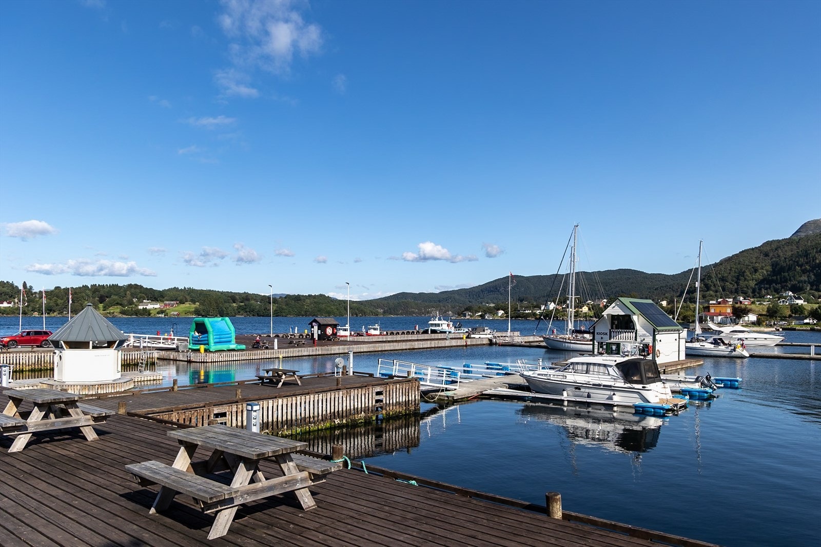 Småbåthavner og flere fiskeplasser bidrar til et variert fritidstilbud. Båtplass i havneanlegg på Gjerstad kan kjøpes separat (handel direkte med selger). Galleribilde