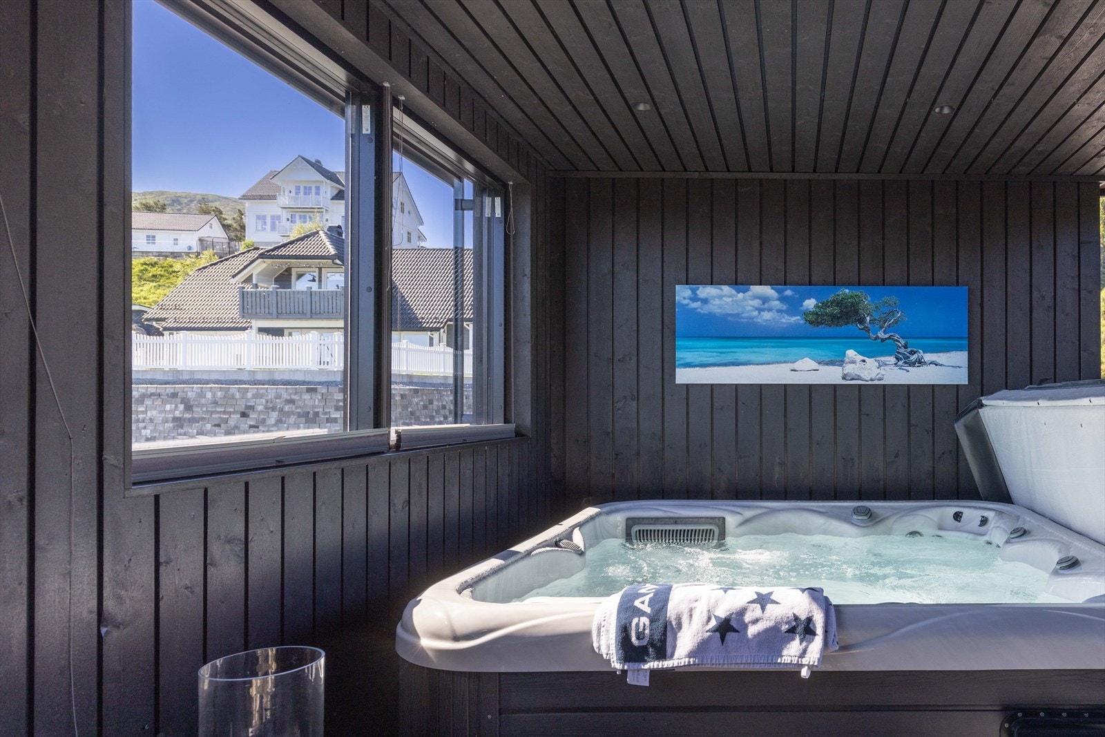 Jacuzzi er av typen Wellis, fra Arctic Spa. Gulv under jacuzzi er forsterket. Galleribilde
