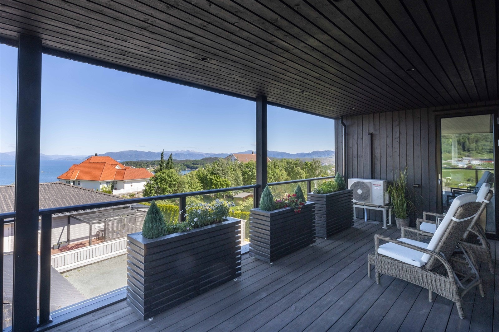 Terrassen er gjennomtenkt opparbeidet med ulike oppholdssoner, innbydende sittegrupper og frodige plantekasser, som legger til rette for hyggelige stunder utendørs. Galleribilde