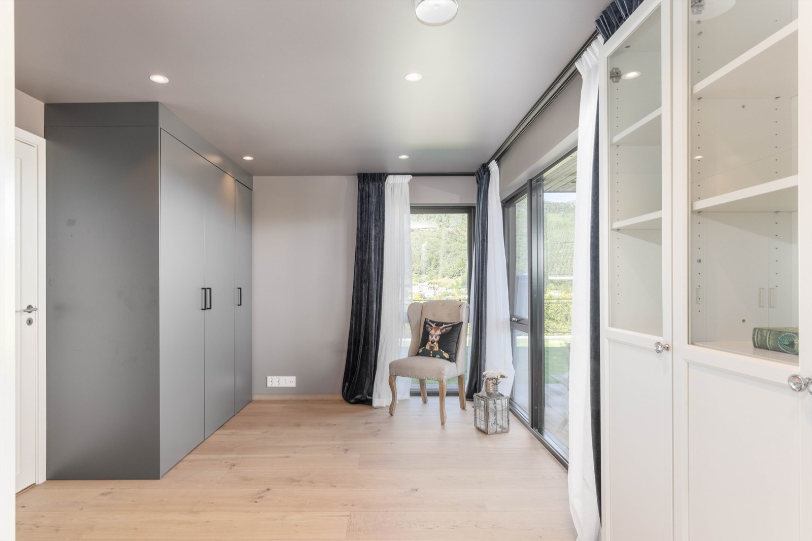 Rommet har et work-and-hide kjøkken fra Schmidt som elegant kan skjules bak dører. En stilrent og ryddig løsning. Galleribilde