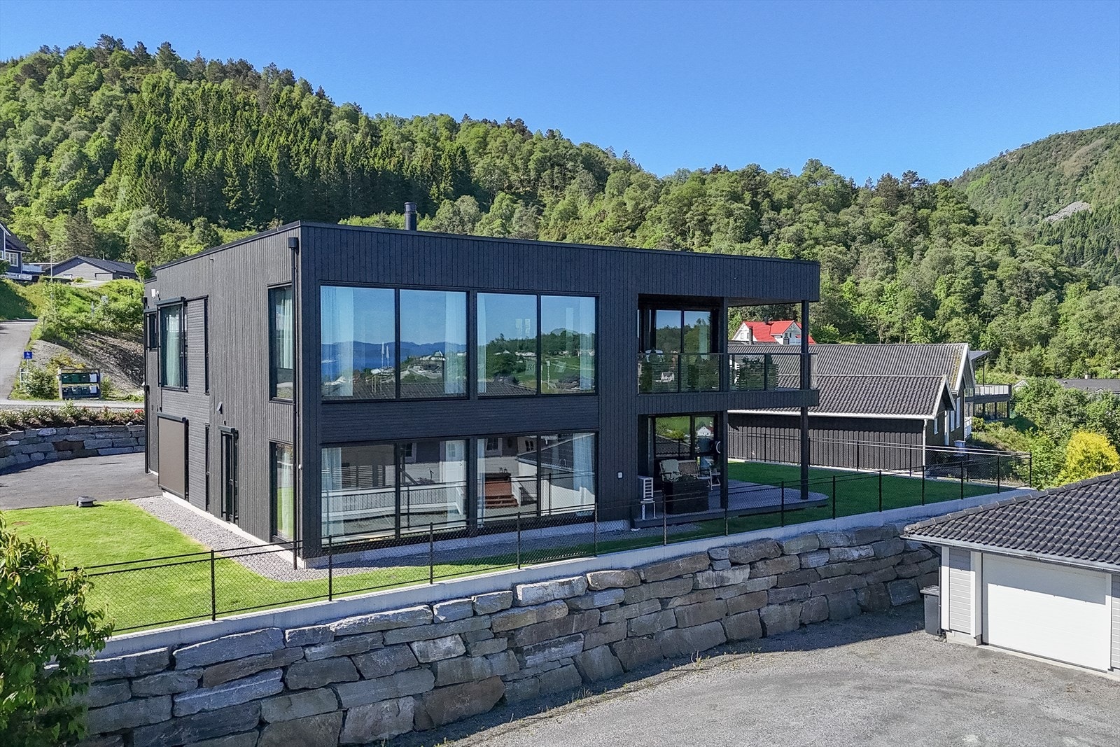 Boligen holder gjennomgående høy standard med påkostede materialvalg, listefrie løsninger og moderne smarthusteknologi Galleribilde