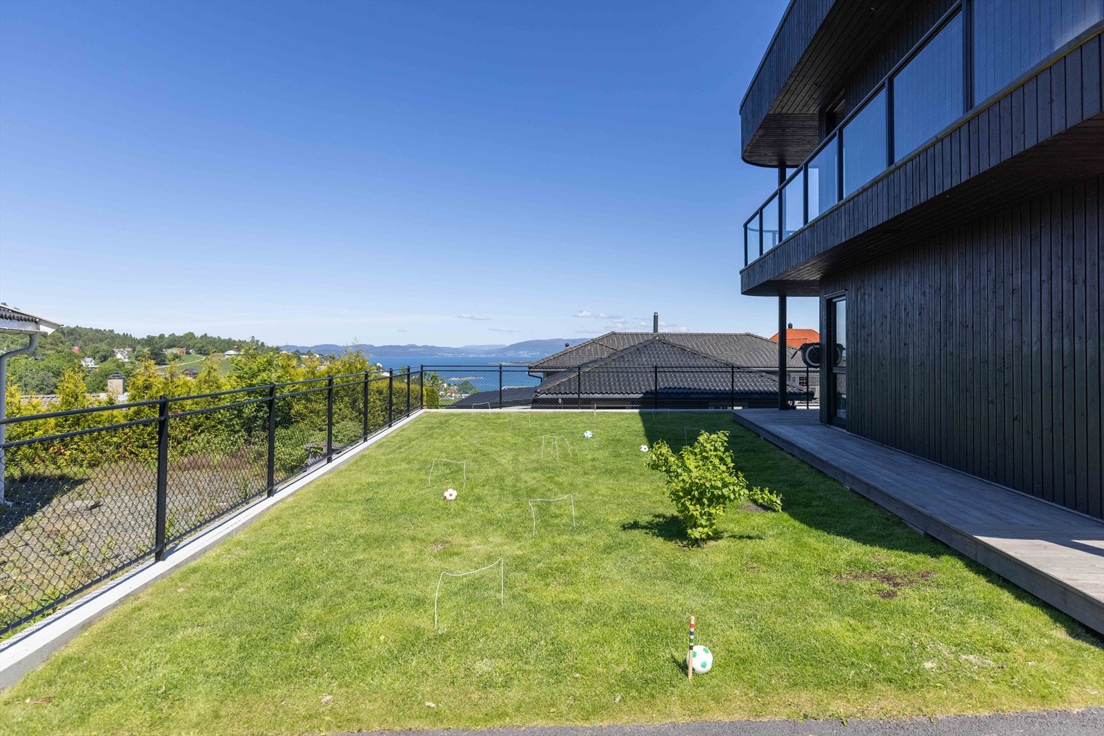 Hele eiendommen er pent opparbeidet med gressplen og terrasseplatting, og fremstår som både innbydende og lettstelt. Galleribilde