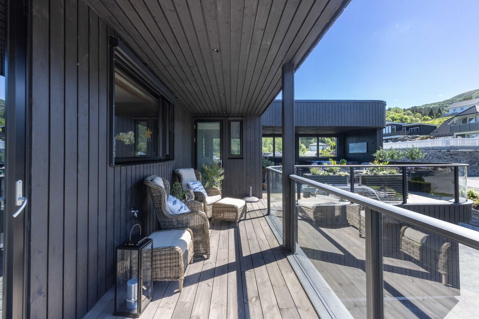 2.etasje har en stor terrasse på hele 83 m² Galleribilde