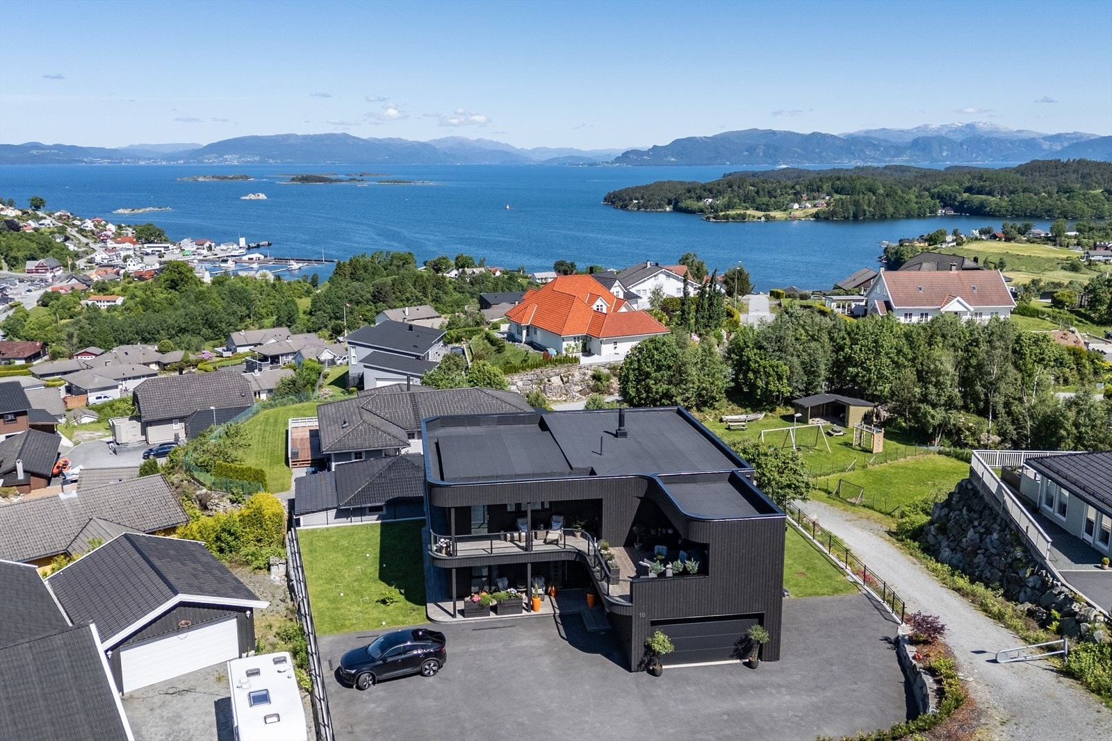 En eksklusiv og gjennomført enebolig ferdigstilt i 2022, beliggende høyt og fritt i attraktive Våge på Tysnes. Galleribilde