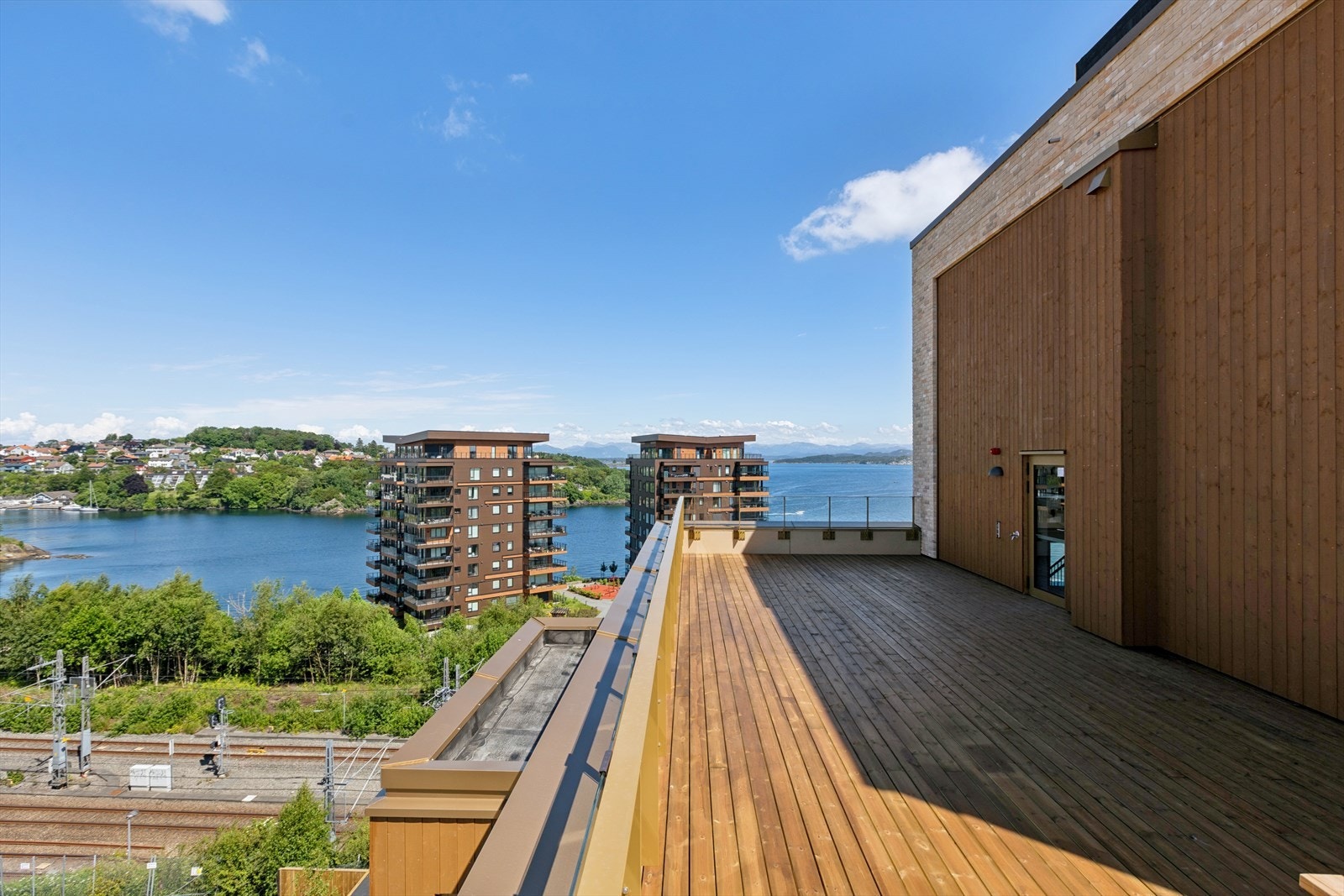 I samme etasje finner du en felles takterrasse som kan benyttes av beboerne. Galleribilde