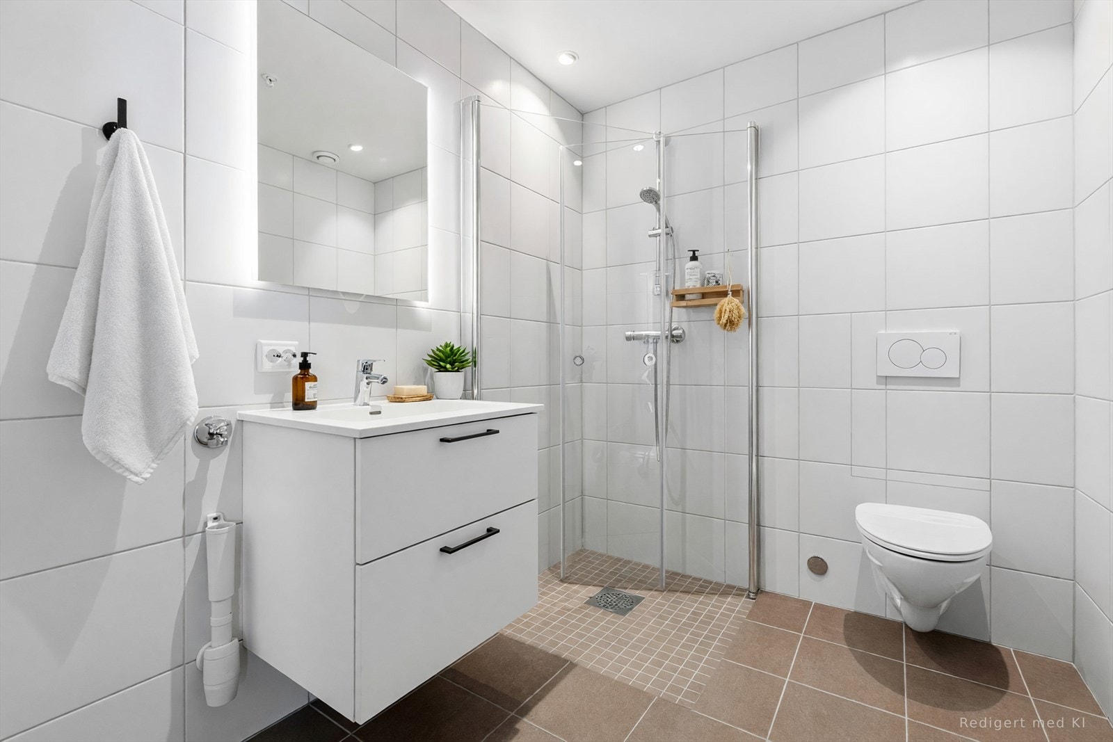 Badet er innredet med vegghengt toalett, dusjsone og hvit baderomsinnredning med gode oppbevaringsmuligheter. Bildet er AI-redigert. Galleribilde