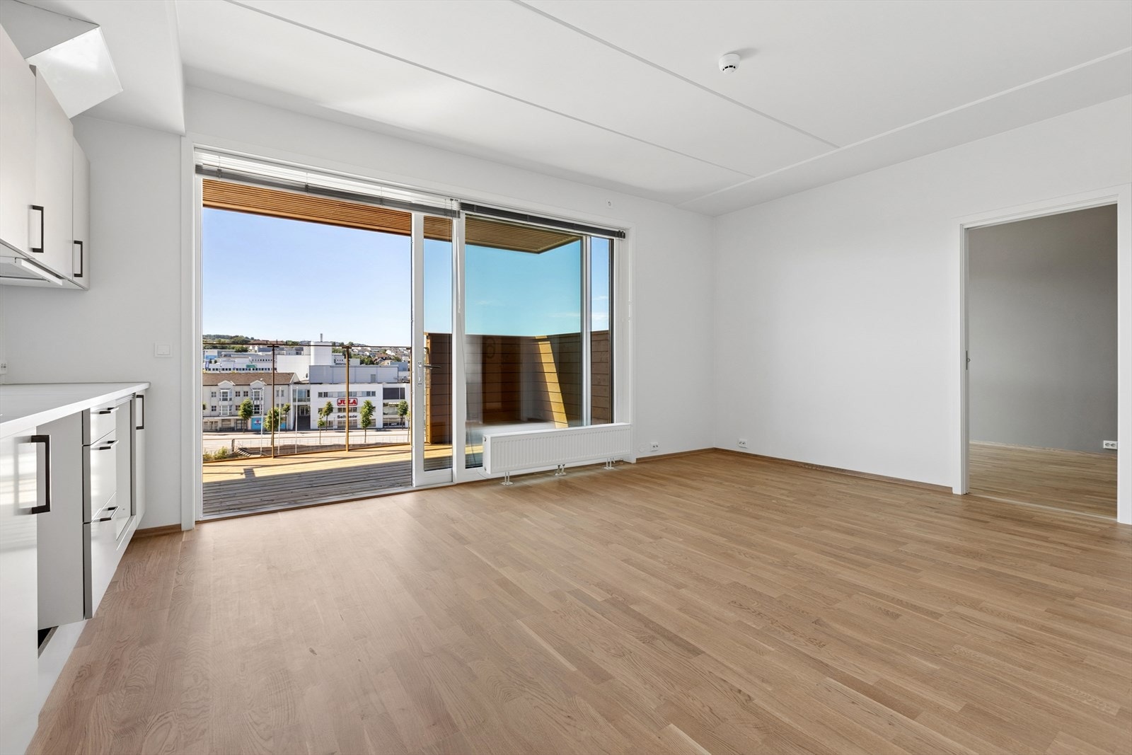 Fjernvarme via viftekonvektor plassert i stuen. Stuen har plass til sofagruppe, TV-krok og spisebord. Galleribilde
