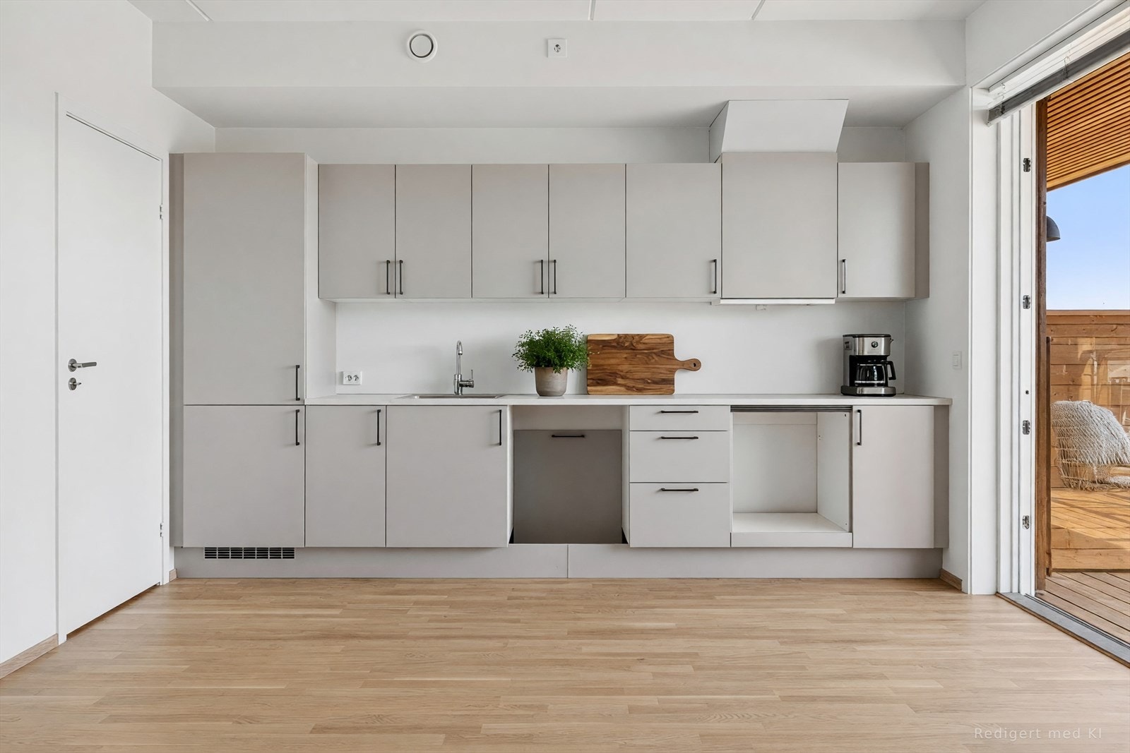 Kjøkkenet har slette, beige fronter, nedfelt vask samt godt med arbeids- og skapplass. Bildet er AI-redigert. Galleribilde