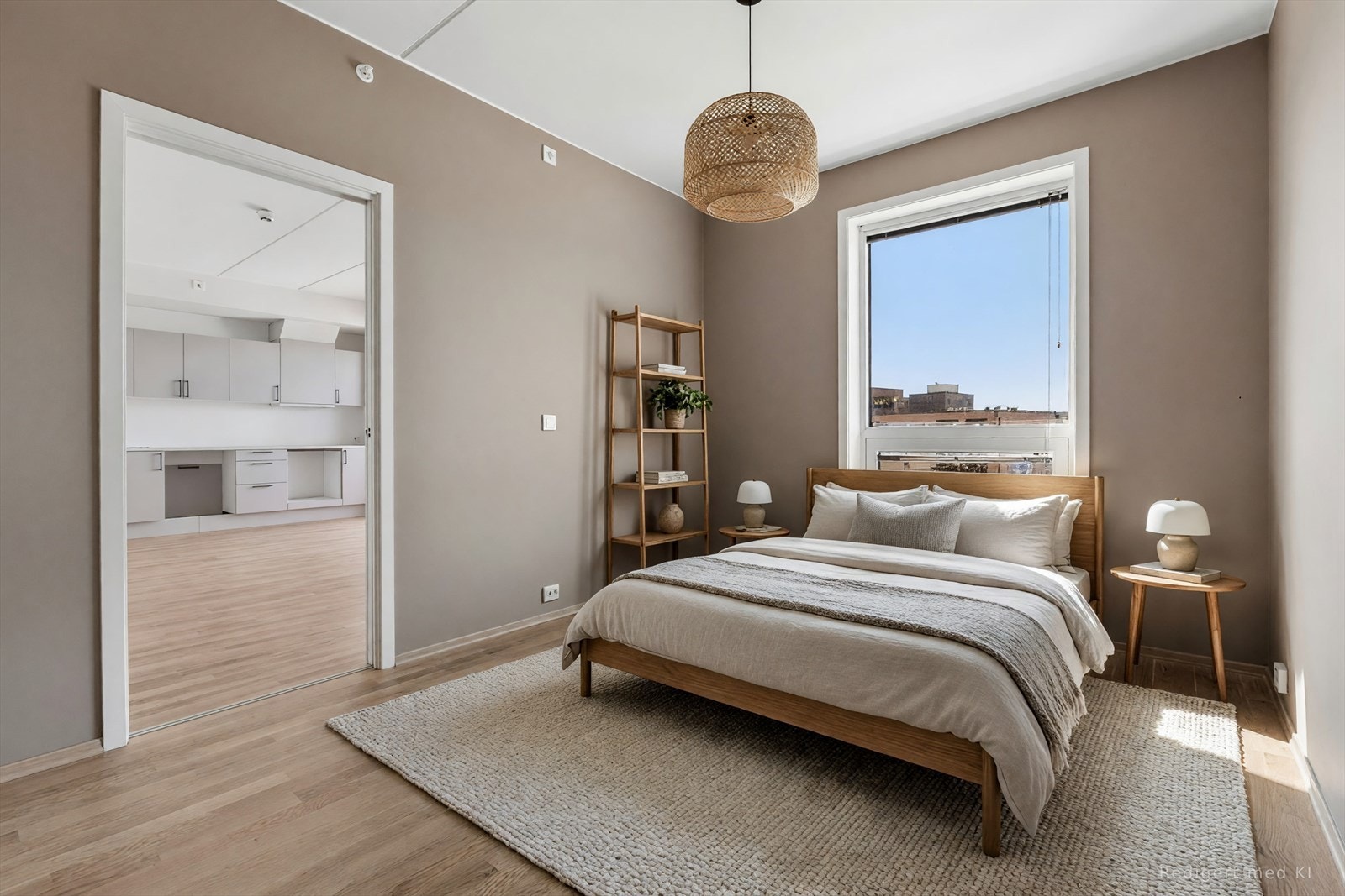 Soverommet har god størrelse med plass til dobbeltseng og garderobeskap. Veggene er malt i moderne, mørkbeige toner. Bildet er AI-redigert. Galleribilde