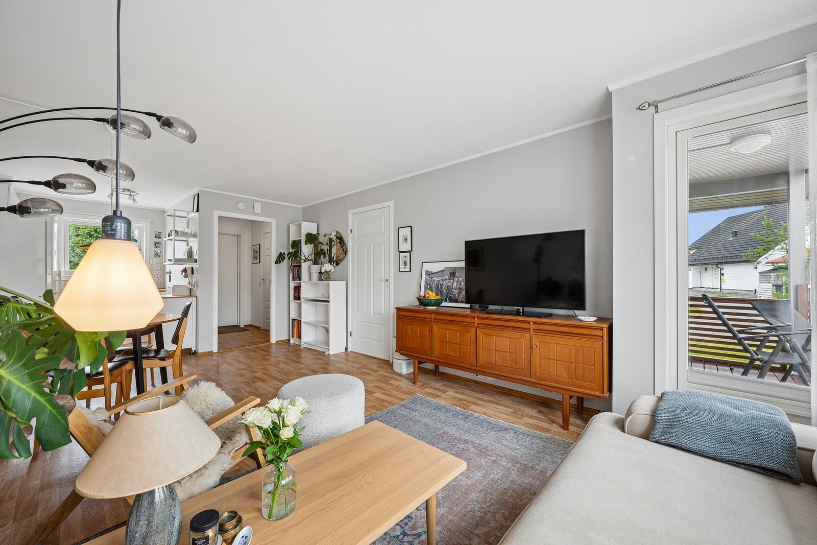 Stuen har plass til en romslig sofagruppe. Vinduene ble skiftet i 2018. Galleribilde