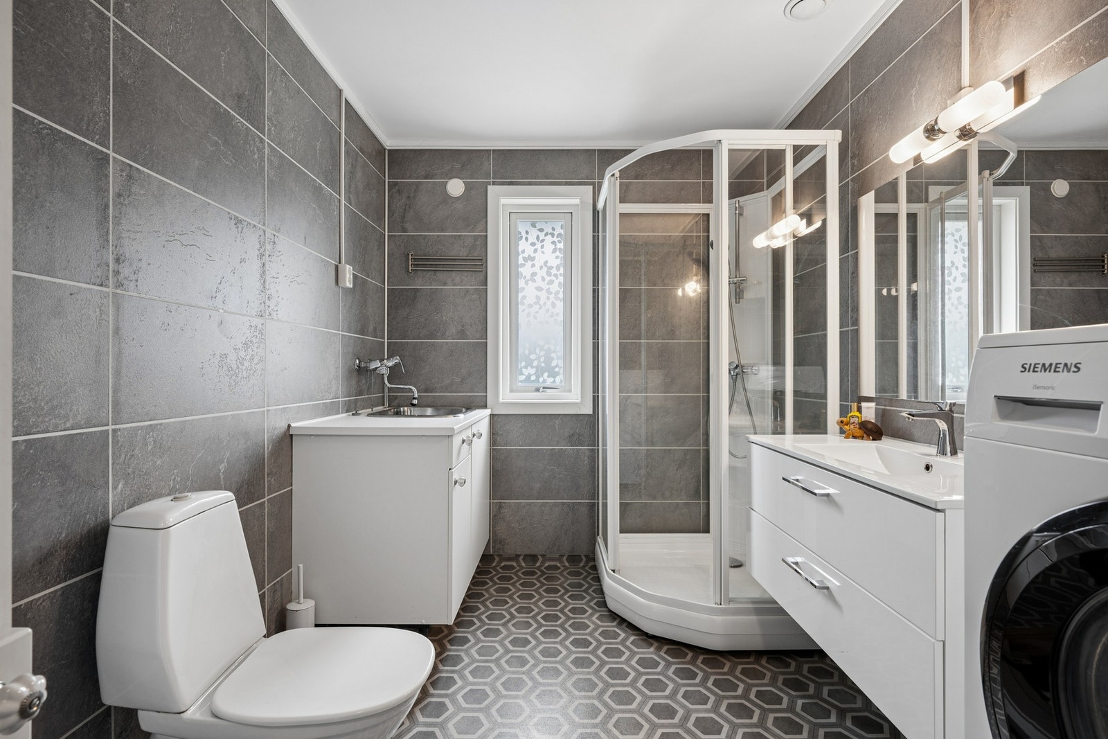 Badet ble pusset opp i 2019 og har vartmekabler i gulv. Galleribilde