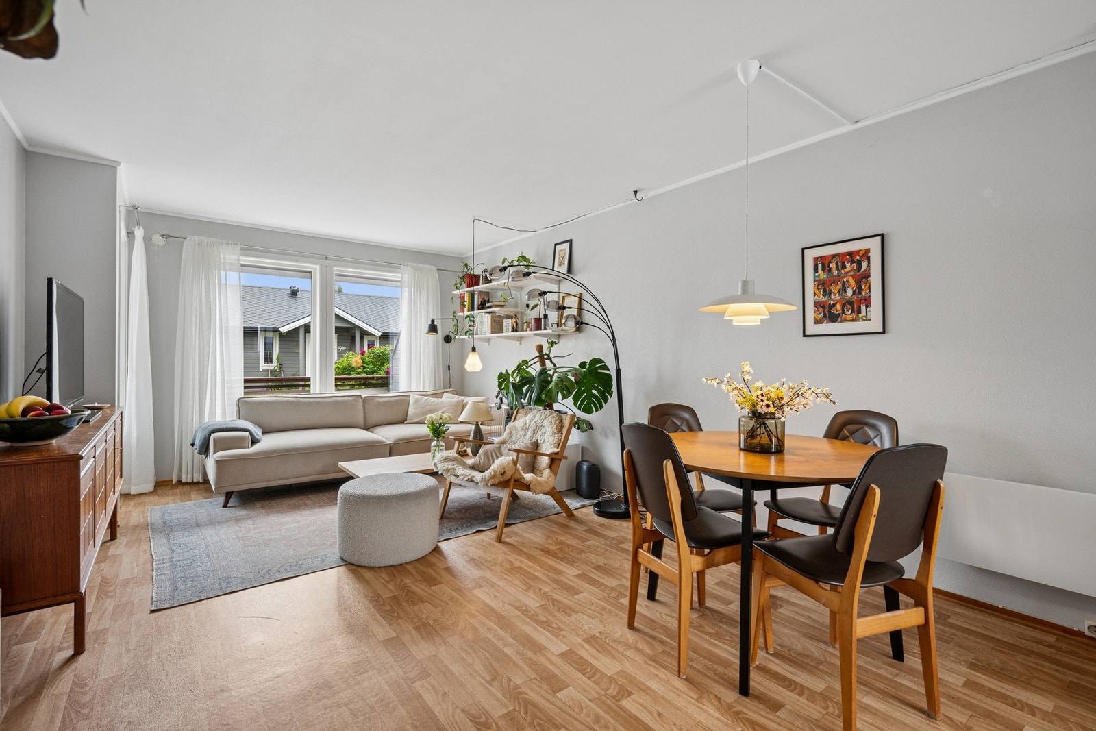 Det er gjennomgående gulvvarme i stue, kjøkken og gang sørger for jevn og behagelig komfort. Galleribilde