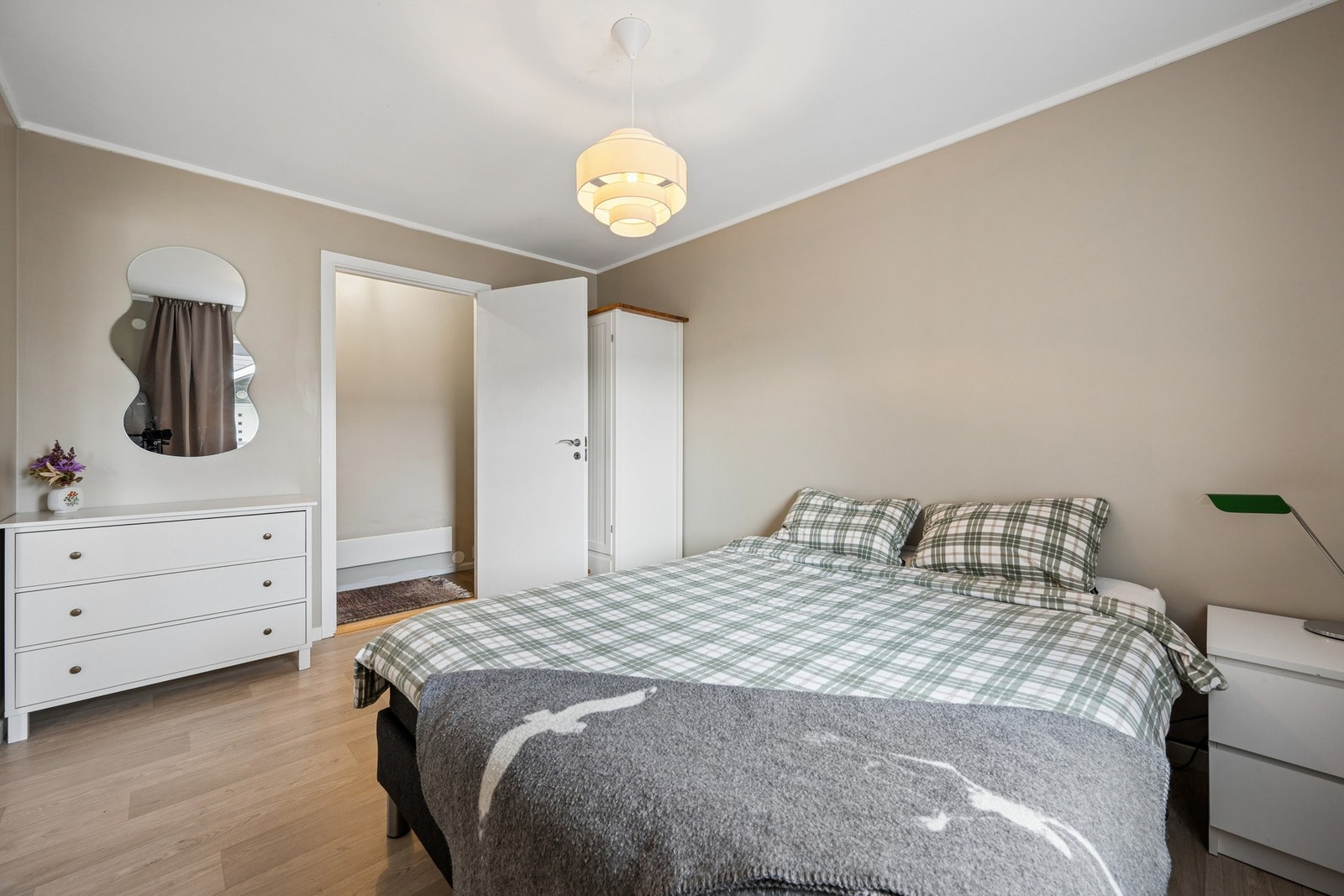 Fra soverommet er det tilgang til en praktisk innvendig bod/walk-in garderobe. Galleribilde