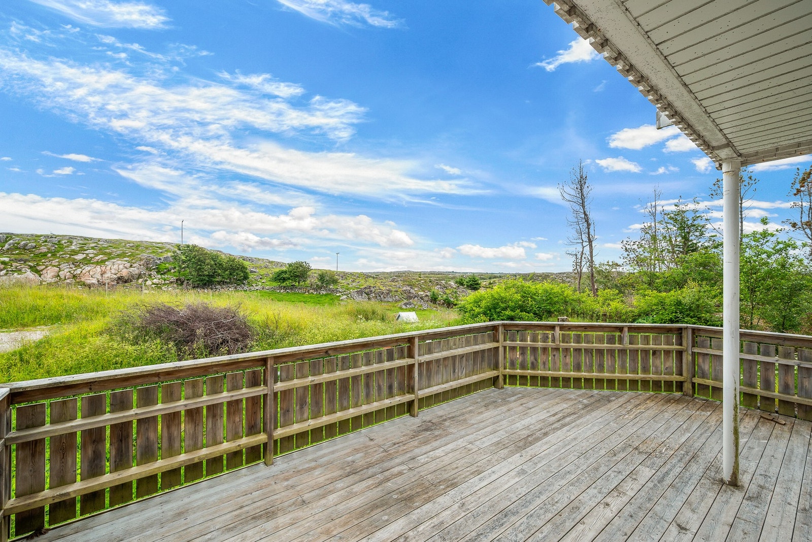 Boligen byr på flere uteplasser hvor man kan flytte seg etter sola Galleribilde