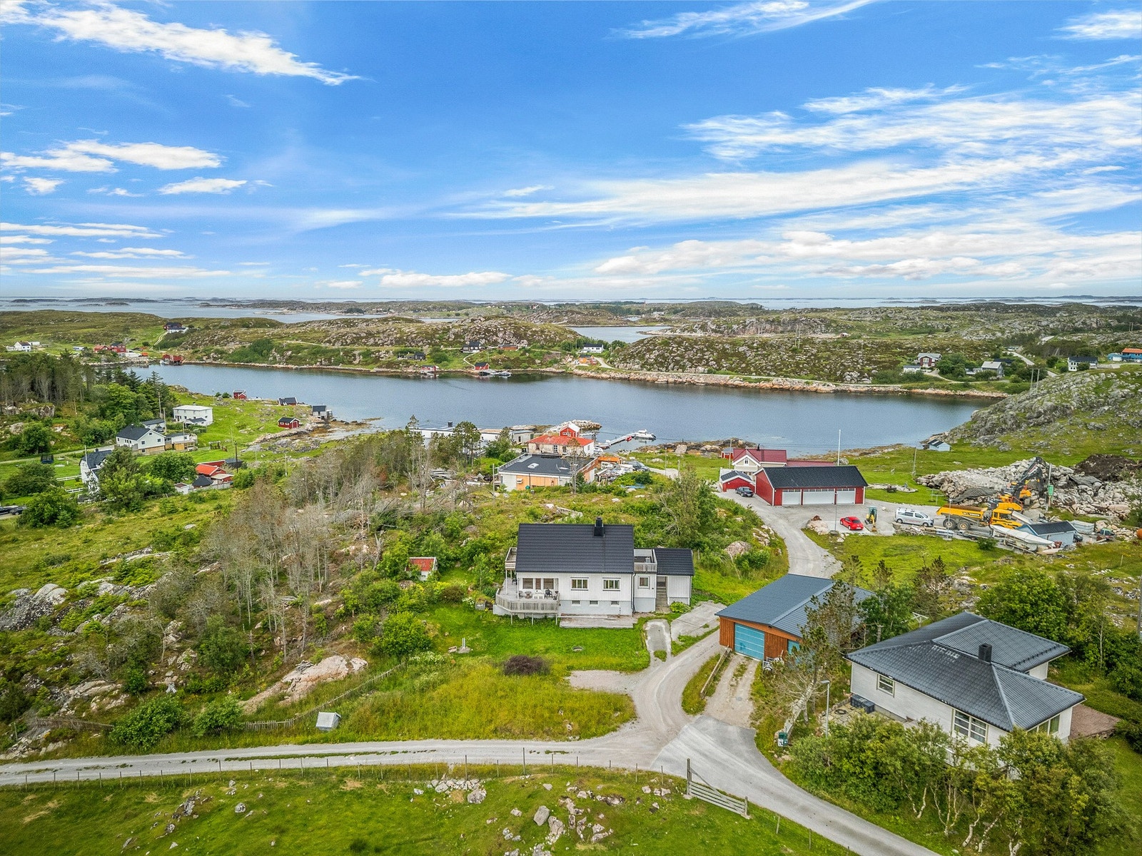 Fra boligen er det ca. 300m. til vannet. Galleribilde